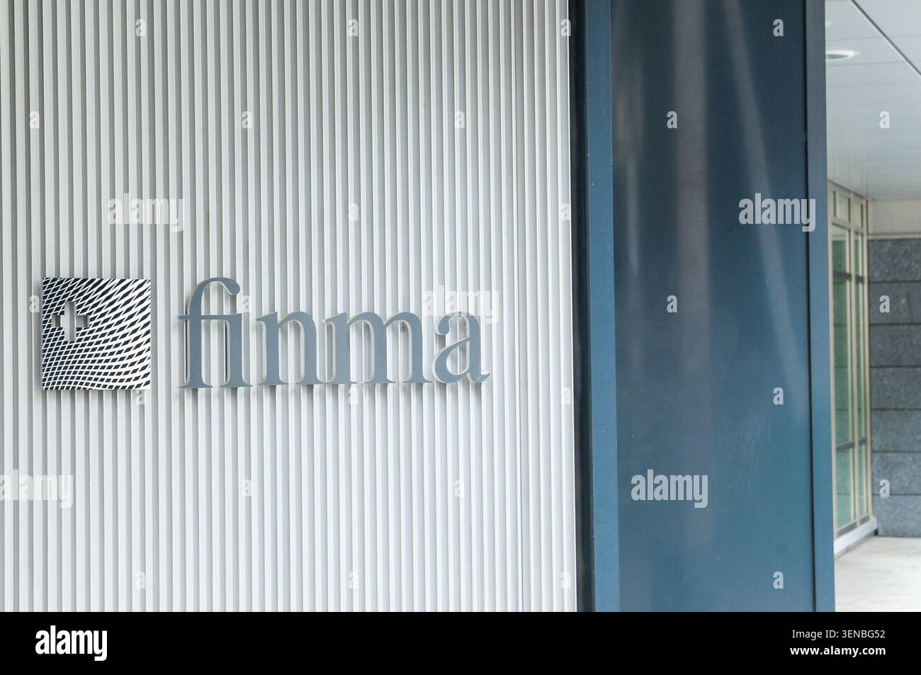 Bern, Schweiz - 10. Juni 2026: Nahaufnahme des offiziellen FINMA-Logozeichens auf einem Metallschild am Haupteingang des Unternehmens Stockfoto