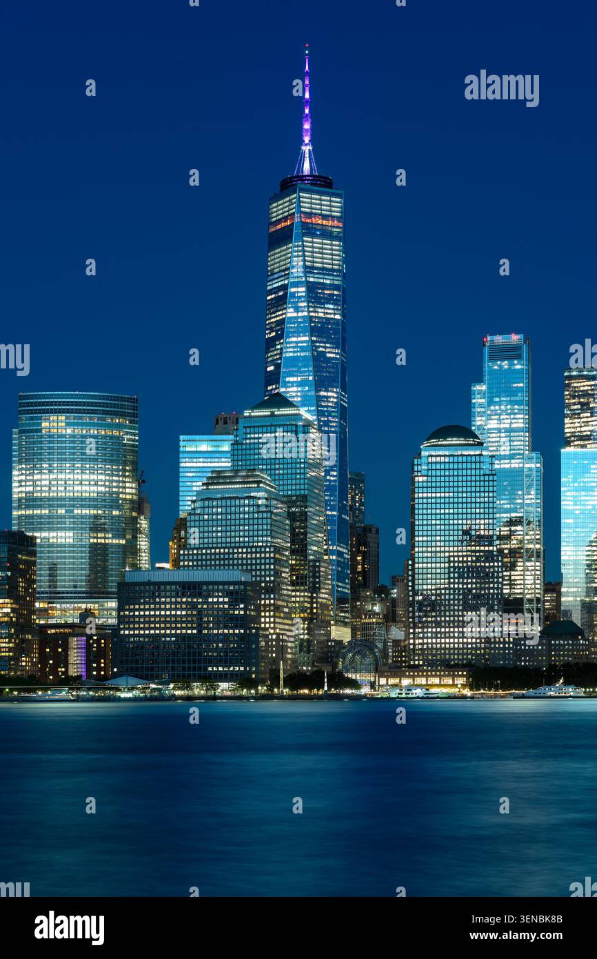 Ein spektakulärer nächtlicher Blick auf die Skyline von Downtown Manhattan von der anderen Seite des Hafens Stockfoto
