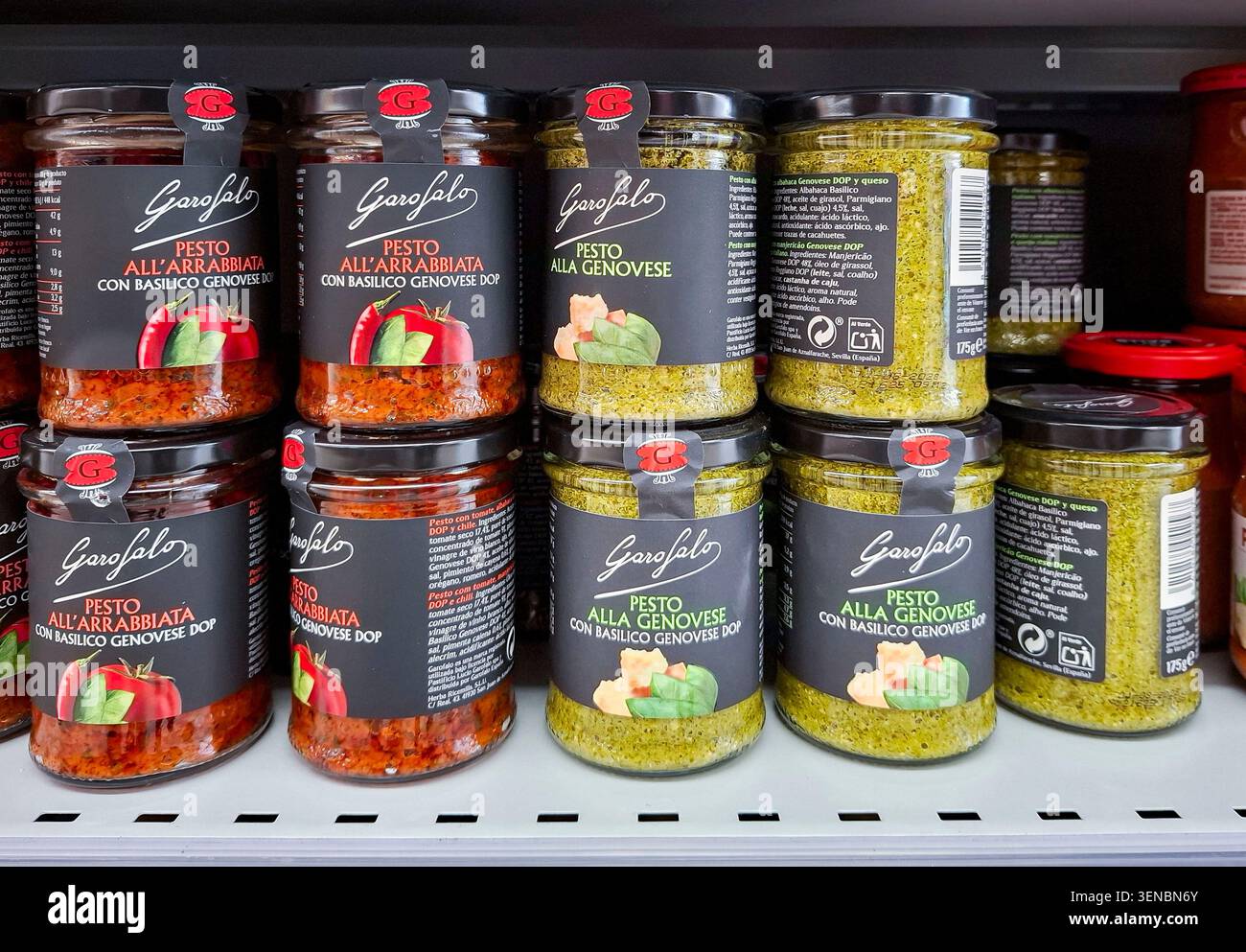 DENIA, SPANIEN - 31. Januar 2026. Garofalo-Gläser mit Pesto all'Arrabbiata und Pesto Alla Genovese werden in einem Lebensmittelregal in einem Supermarkt organisiert Stockfoto