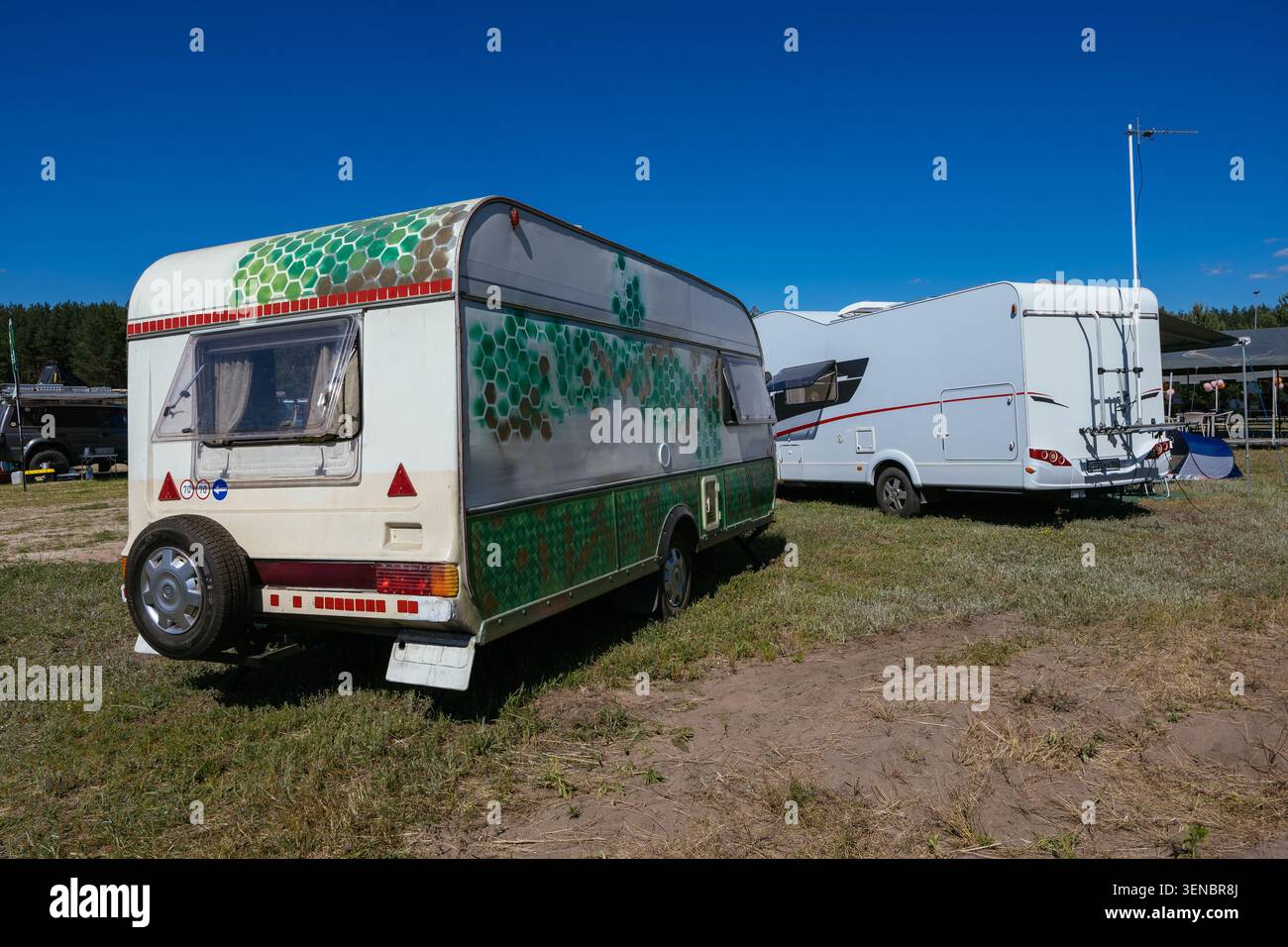 Wohnwagenanhänger auf Rädern im Sommercamping. Stockfoto