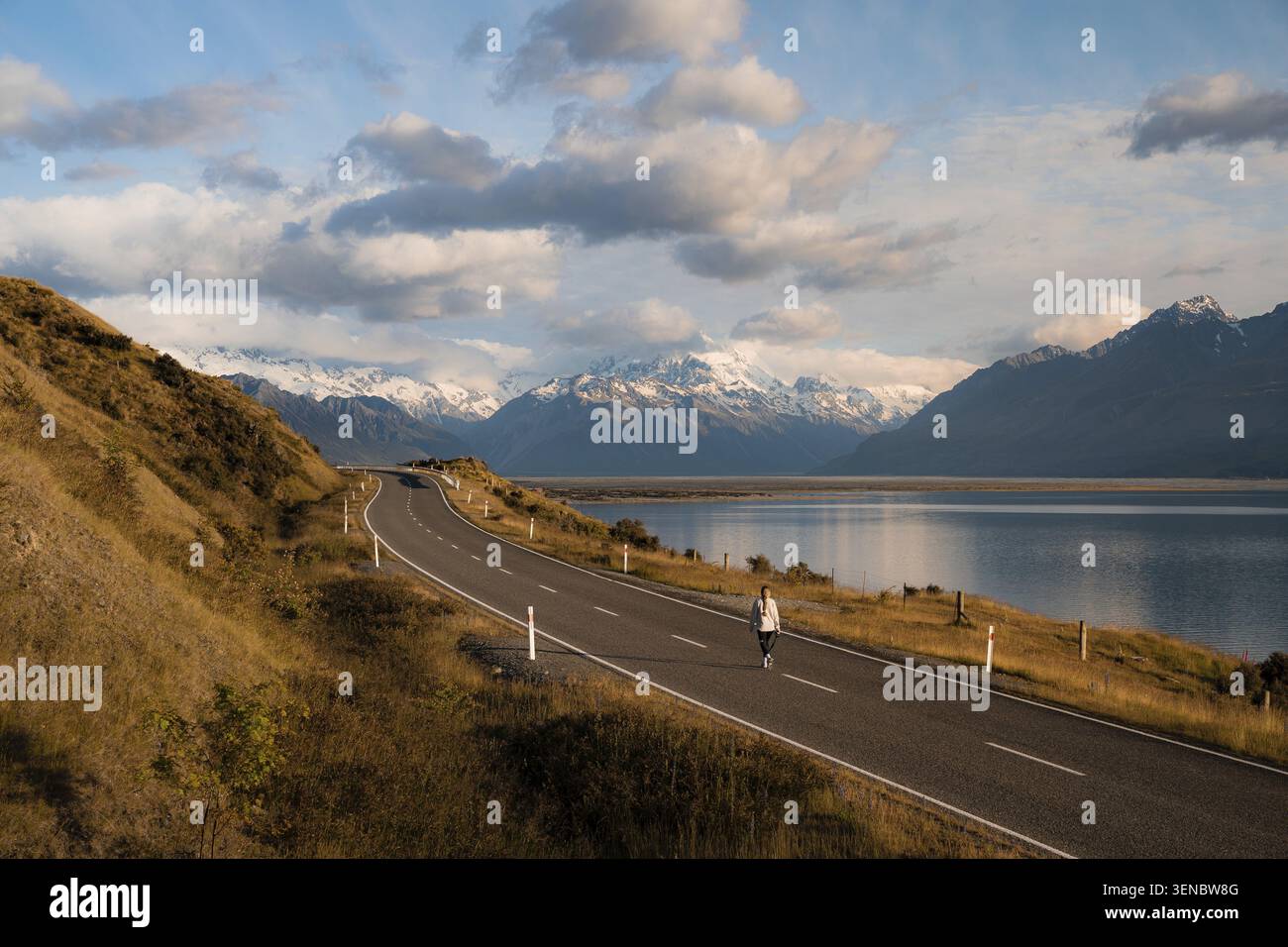Aus der Vogelperspektive auf der Straße auf dem Lake Pukaki mit Mount Cook im Hintergrund, Neuseeland Stockfoto