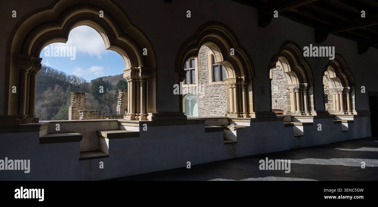 Panoramablick auf die gewölbte Galerie des Schlosses Vianden mit Blick auf die umliegende Landschaft in Vianden, Luxemburg. Stockfoto