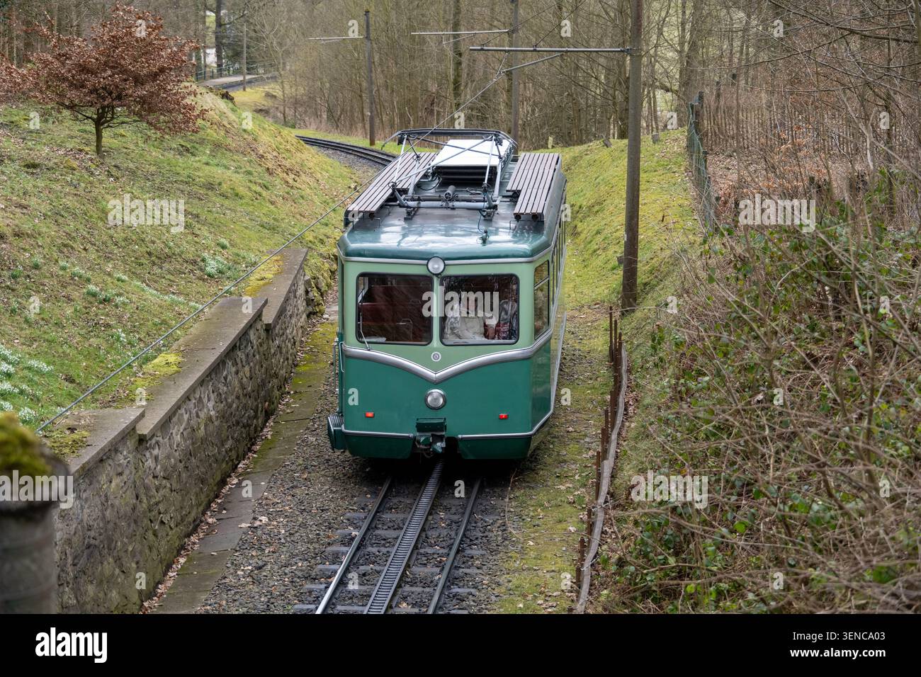 Königswinter, Deutschland - 22. Februar 25: Vorderansicht der Drachenfelsbahn auf ihrer Bergbahnstrecke in Königswinter, Nordrhein-Westfal Stockfoto