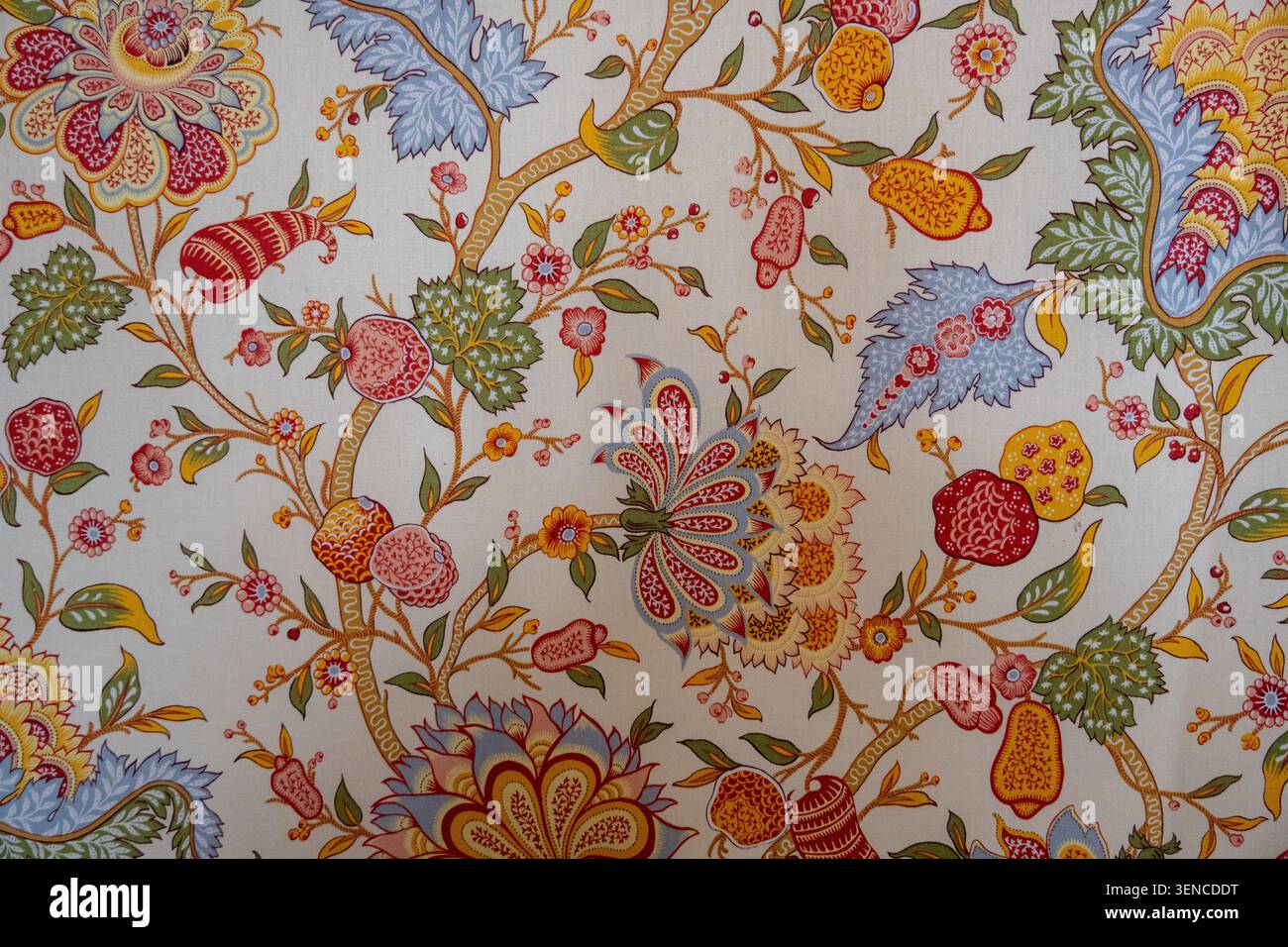 Königswinter, Deutschland - 22. Februar 25: Nahaufnahme eines bunten Blumentapetenmusters im Schloss Drachenburg in Königswinter. Stockfoto