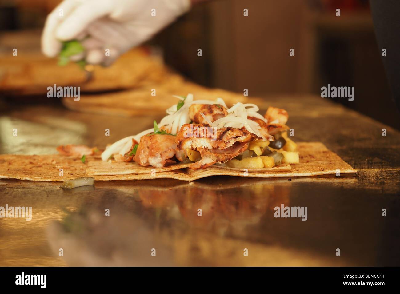 Zubereitung einer Hähnchenpackung oder Shawarma im Restaurant. Stockfoto