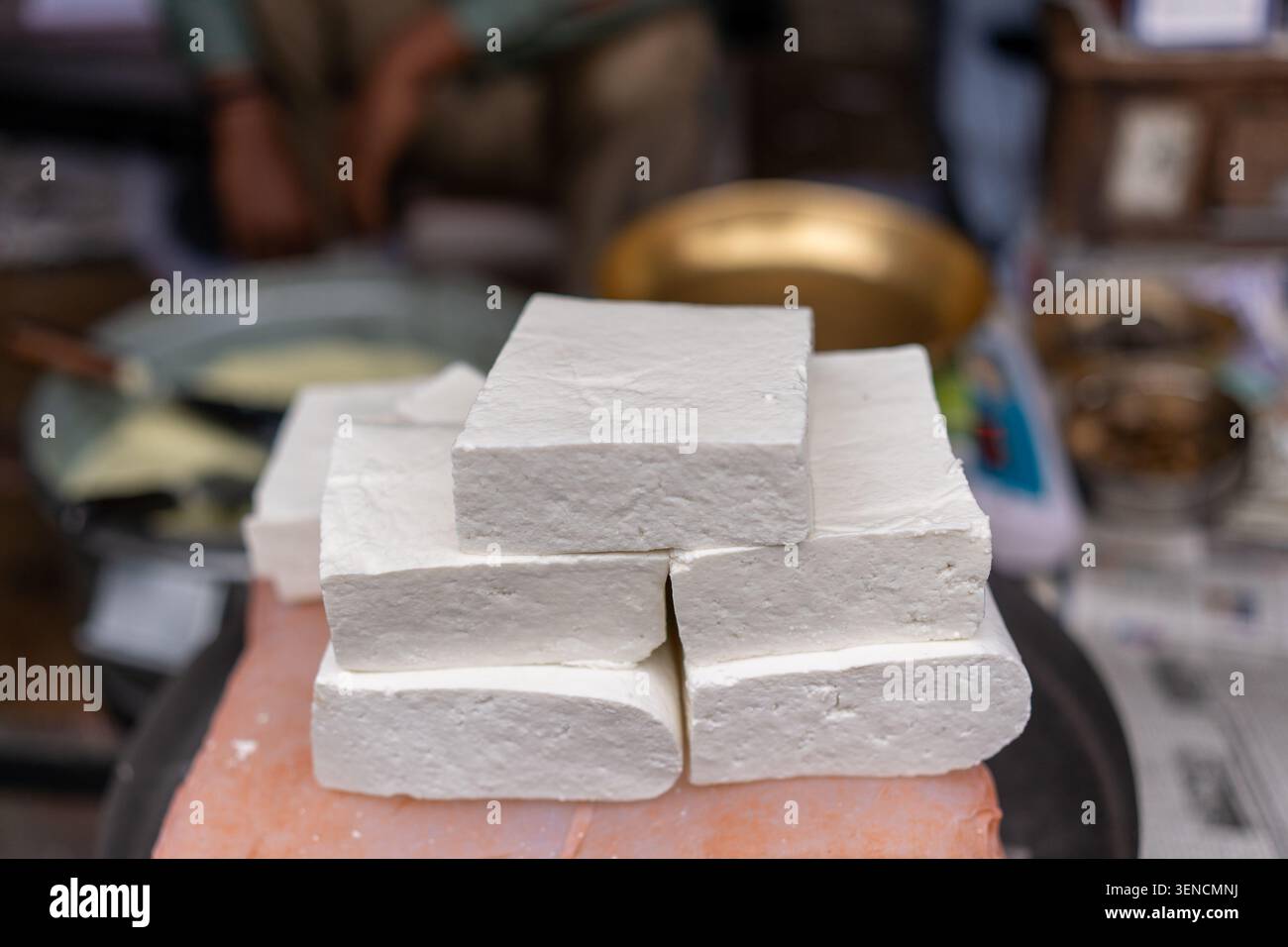 Frische Paneer Blöcke auf einem lokalen Marktstand in Jaipur, Indien Stockfoto