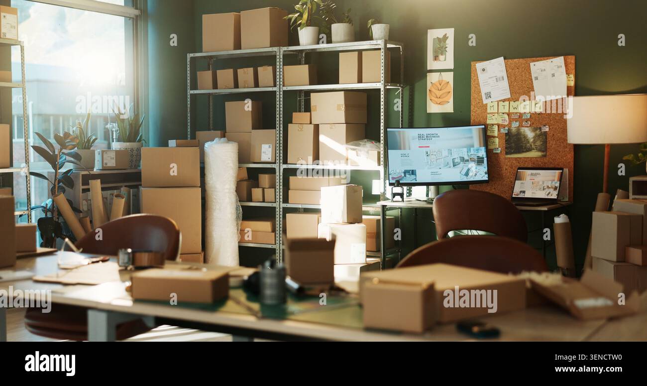 Leer, Büro und Kisten mit Schreibtisch für Logistik, Lieferkette und Vertrieb für kleine Unternehmen. Start, Hintergrund und Arbeitsplatz mit Paketen an Stockfoto