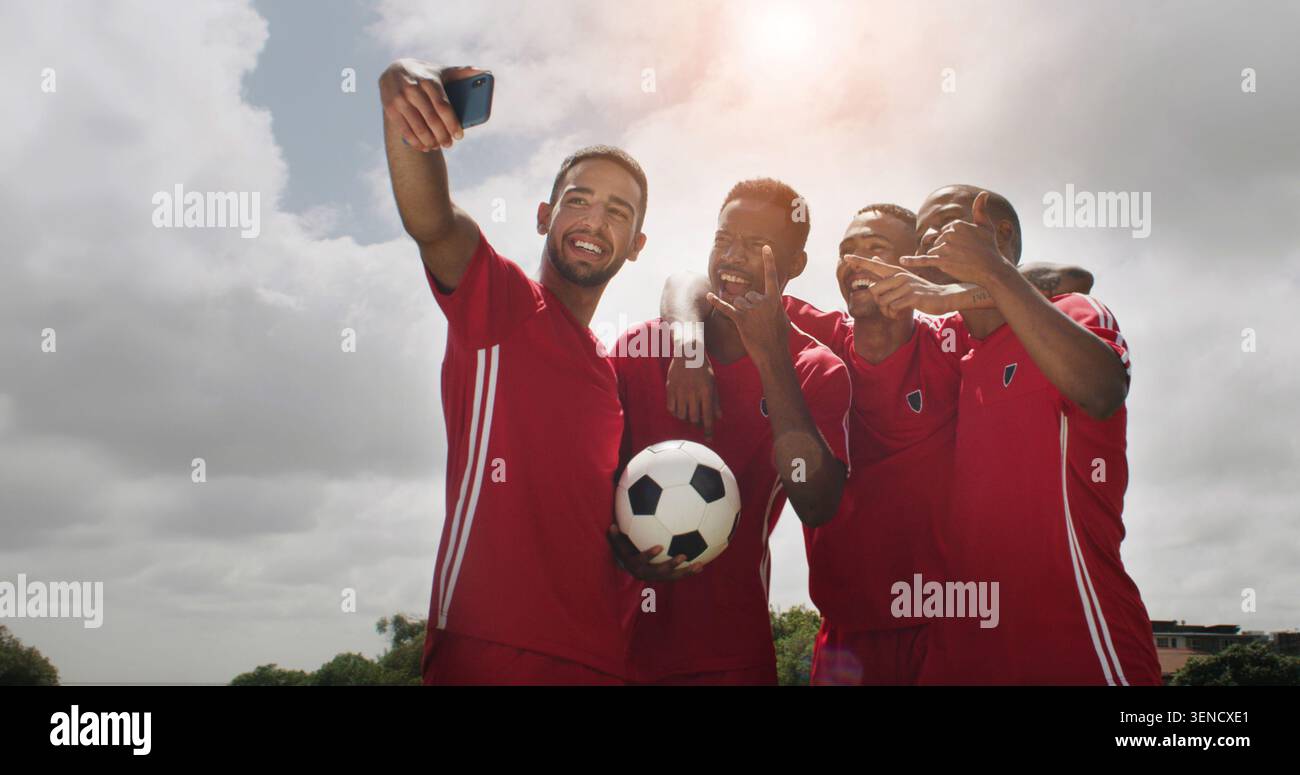 Freunde, Selfie und Männer mit Lächeln, Fußballfeld und Feier nach Training und Fitness. Athlet, Erinnerung und glückliche Menschen mit Ball Stockfoto
