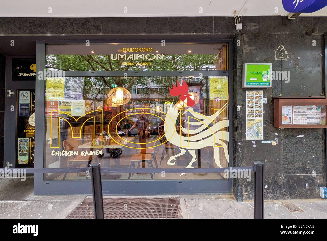Düsseldorf, Deutschland - 8. Juni 2026: Fassade des japanischen Restaurants Daidokoro Umaimon in Düsseldorf, authentisches, ungezwungenes Dining mit traditioneller Küche Stockfoto