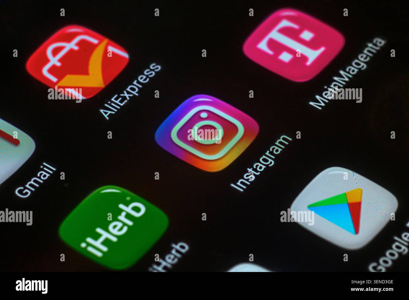 Iserlohn, Deutschland - 04. Juni 2026: Nahaufnahme eines Smartphone-Bildschirms mit beliebten Social Media- und Shopping-App-Symbolen. Stockfoto