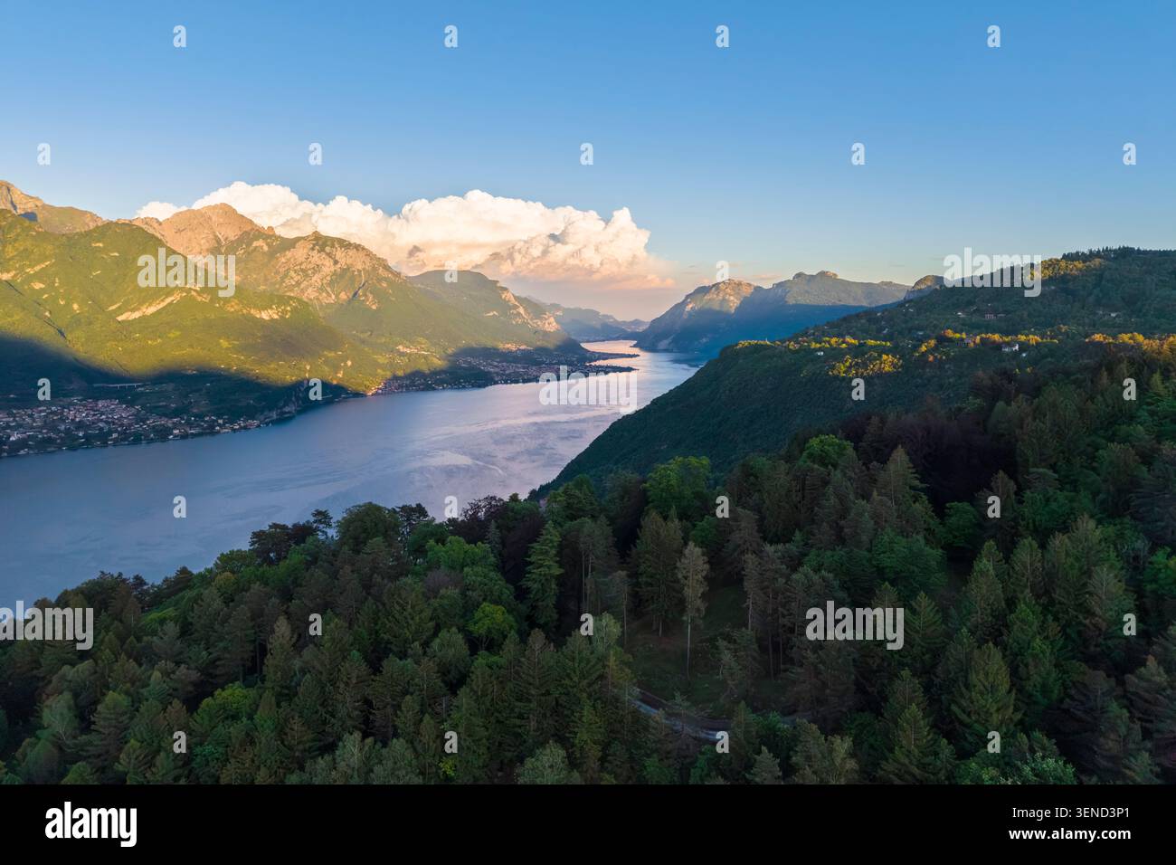 Sonnenuntergang im Frühling auf dem Lecco-Zweig des Comer Sees ab Civenna. Civenna, Provinz Como, Lombardei, Italien, Europa. Stockfoto