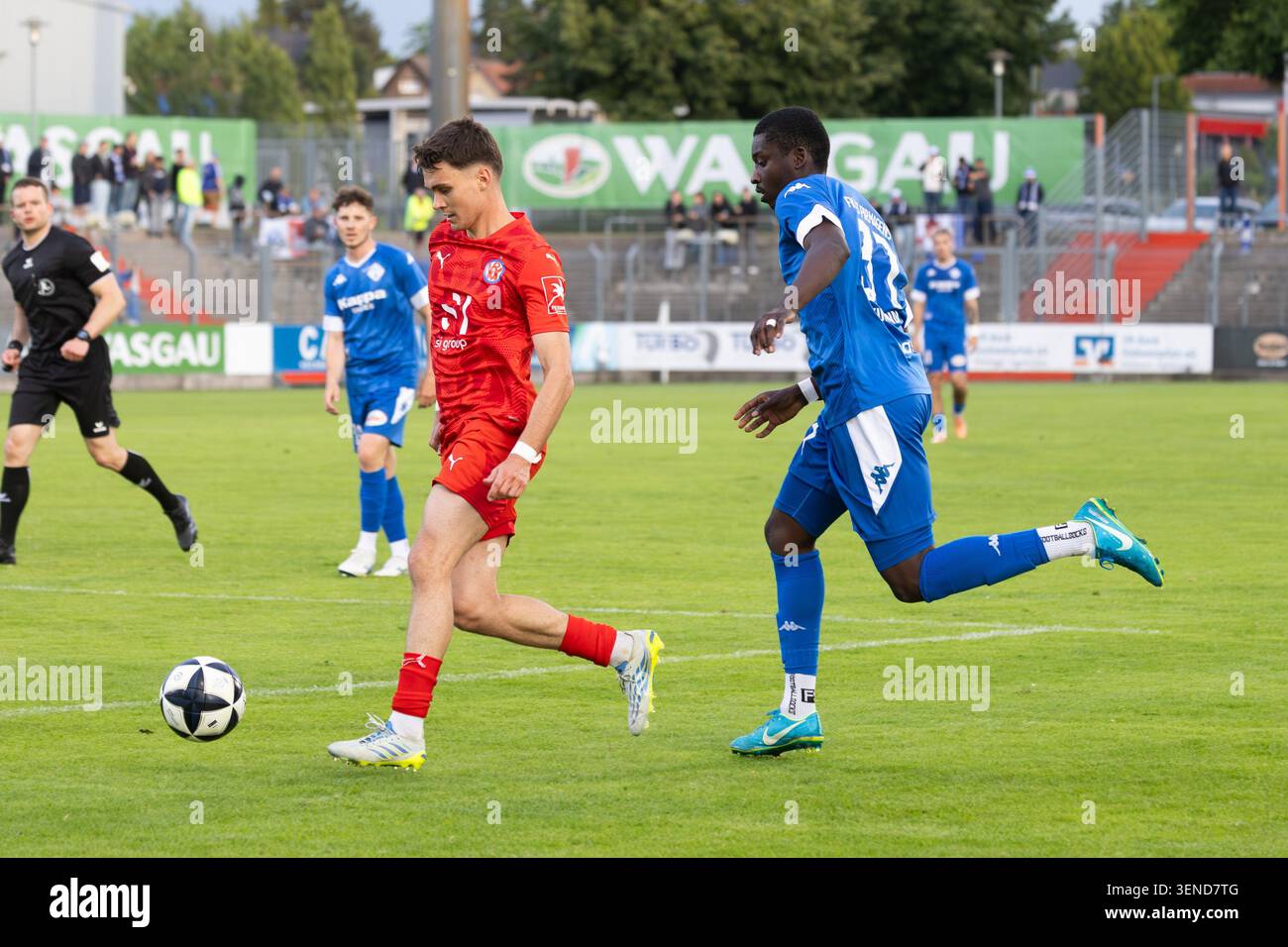 Fußball, Aufstiegsspiel zur Regionalliga Südwest, FK Pirmasens gegen VFR Mannheim***Luca Eichhorn (8, VFR) am Ball Stockfoto