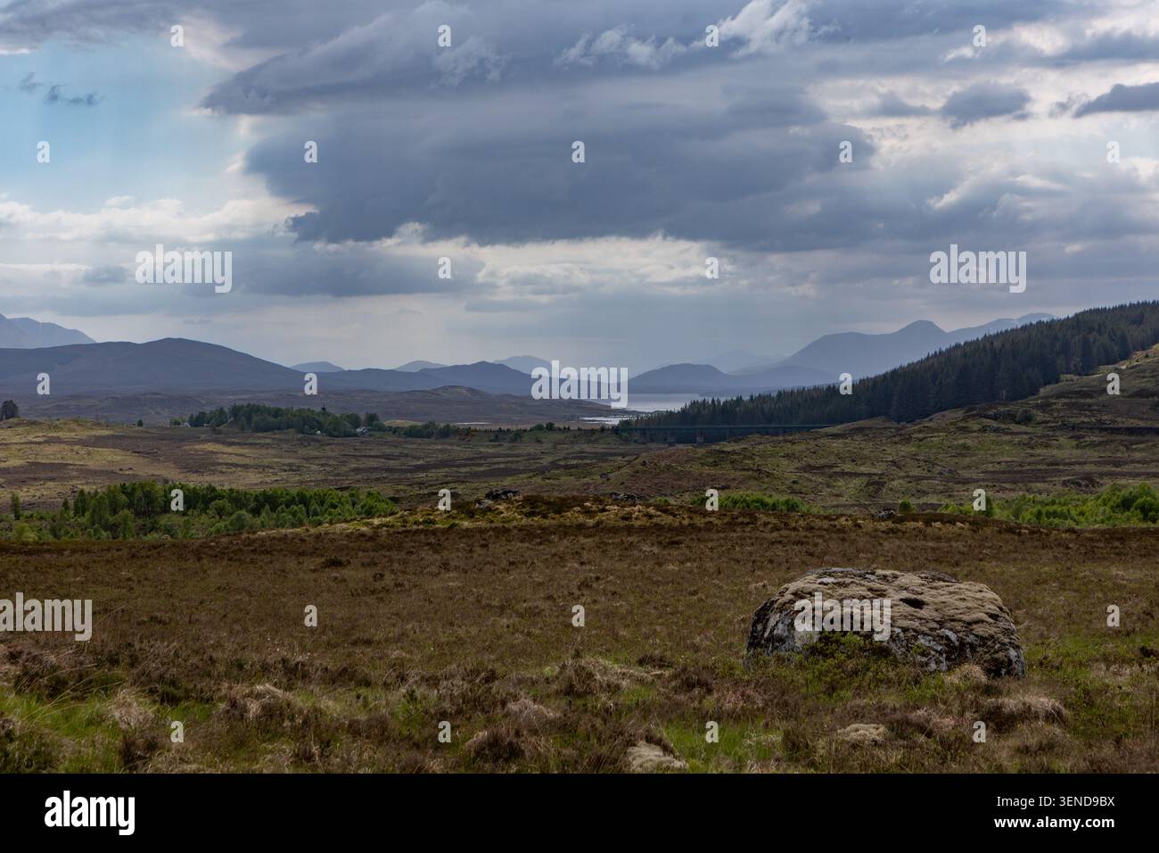 Blick in Richtung Südwesten in Richtung Rannoch Station Viadukt und Rannoch Station, Loch Laidon hinter und Glen Coe in der Ferne. Von Corrour bis Rannoch Station Walk, 2026 Stockfoto