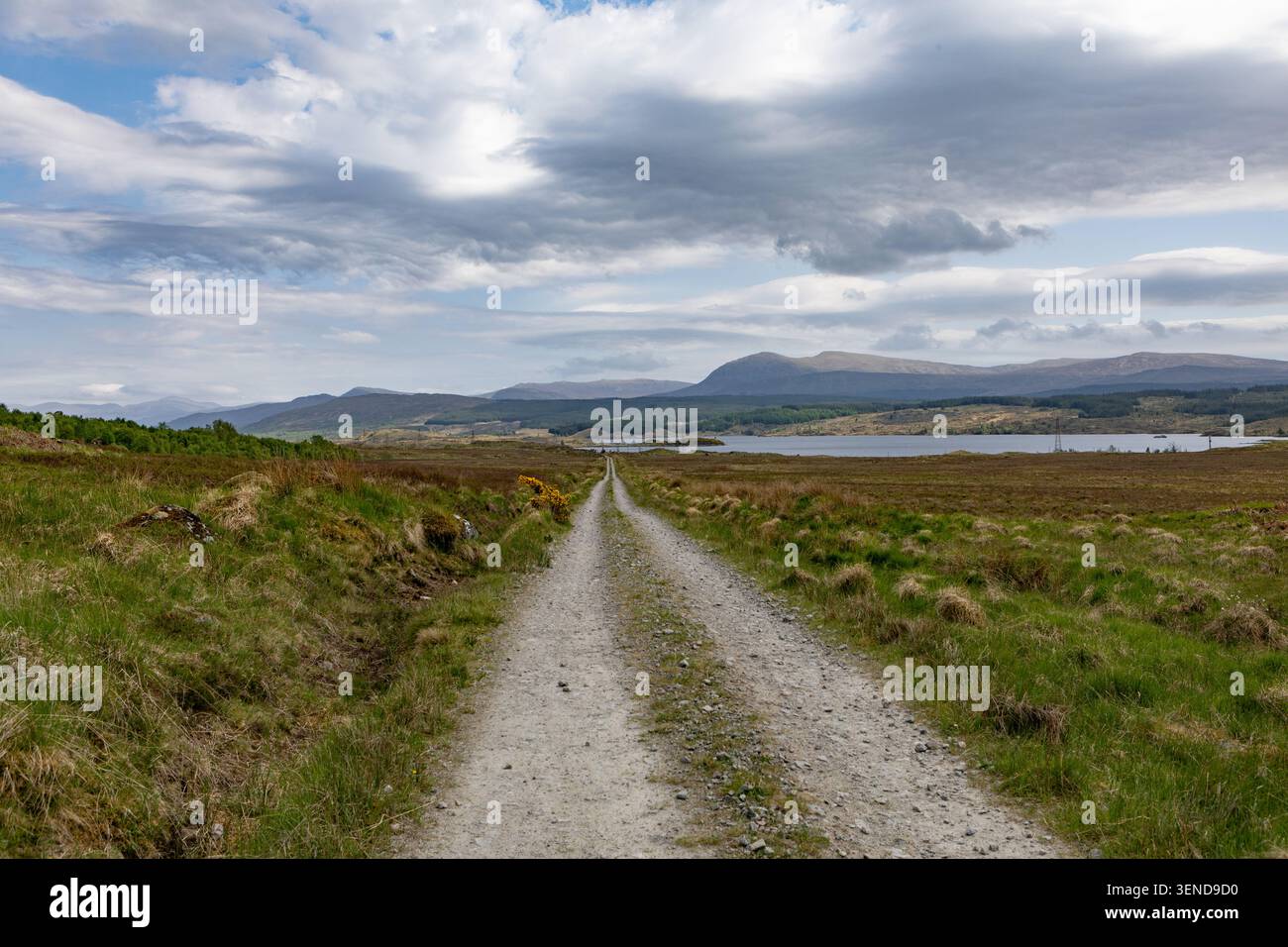Kilometer 14, Blick nach Südosten in Richtung Loch Eigheach Gaur Reservoir und B846, Corrour to Rannoch Station Walk, 2026 - siehe „weitere Informationen“ Stockfoto