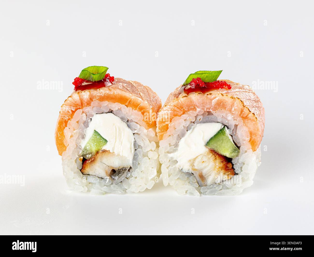 Zwei köstliche Sushi-Brötchen mit gebratenem Lachs, cremigem Käse, frischer Gurke, gegrilltem Aal und lebendigem rotem Kaviar Stockfoto