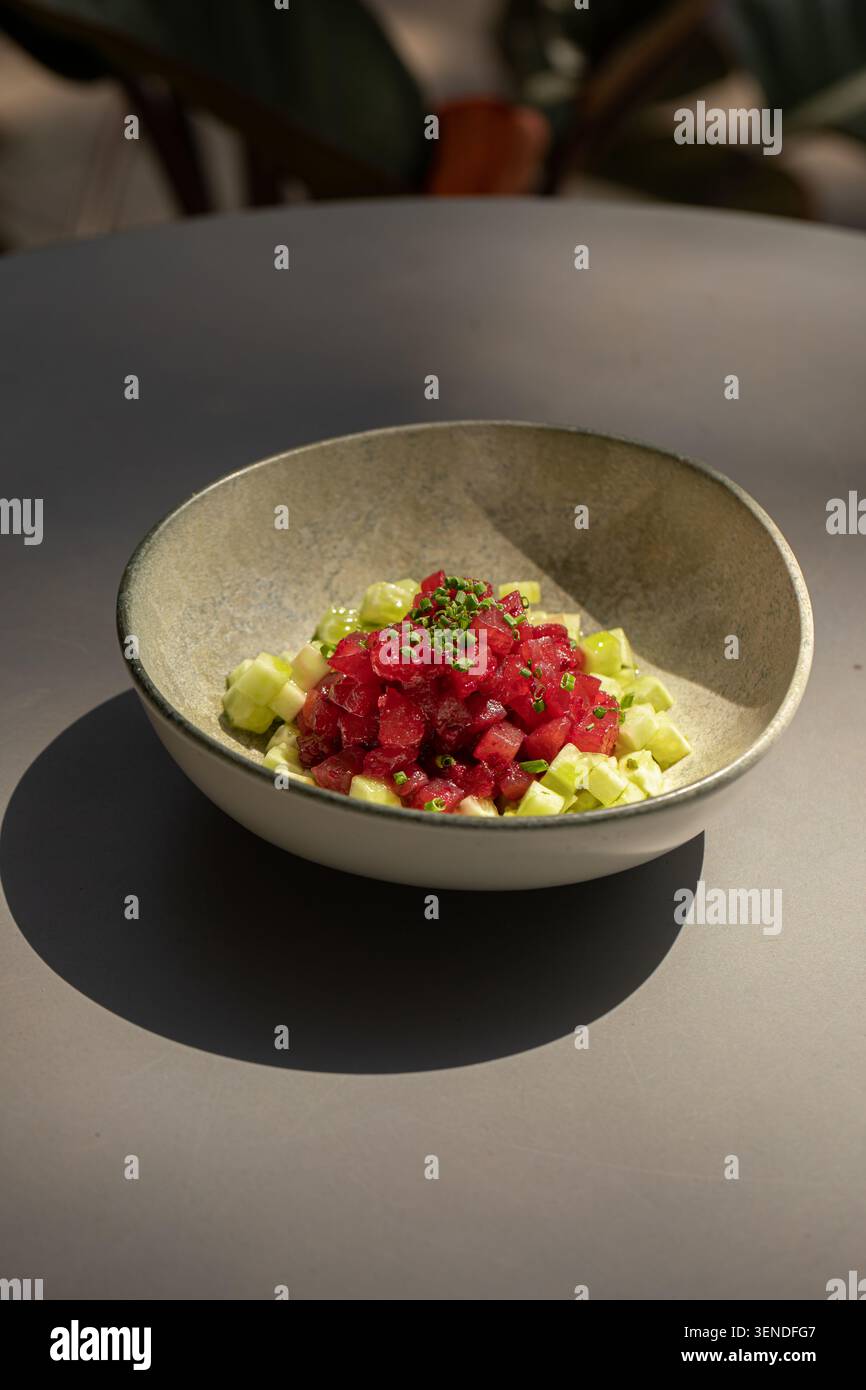Frischer Thunfisch-Tatar mit Gurkenwürfeln Stockfoto