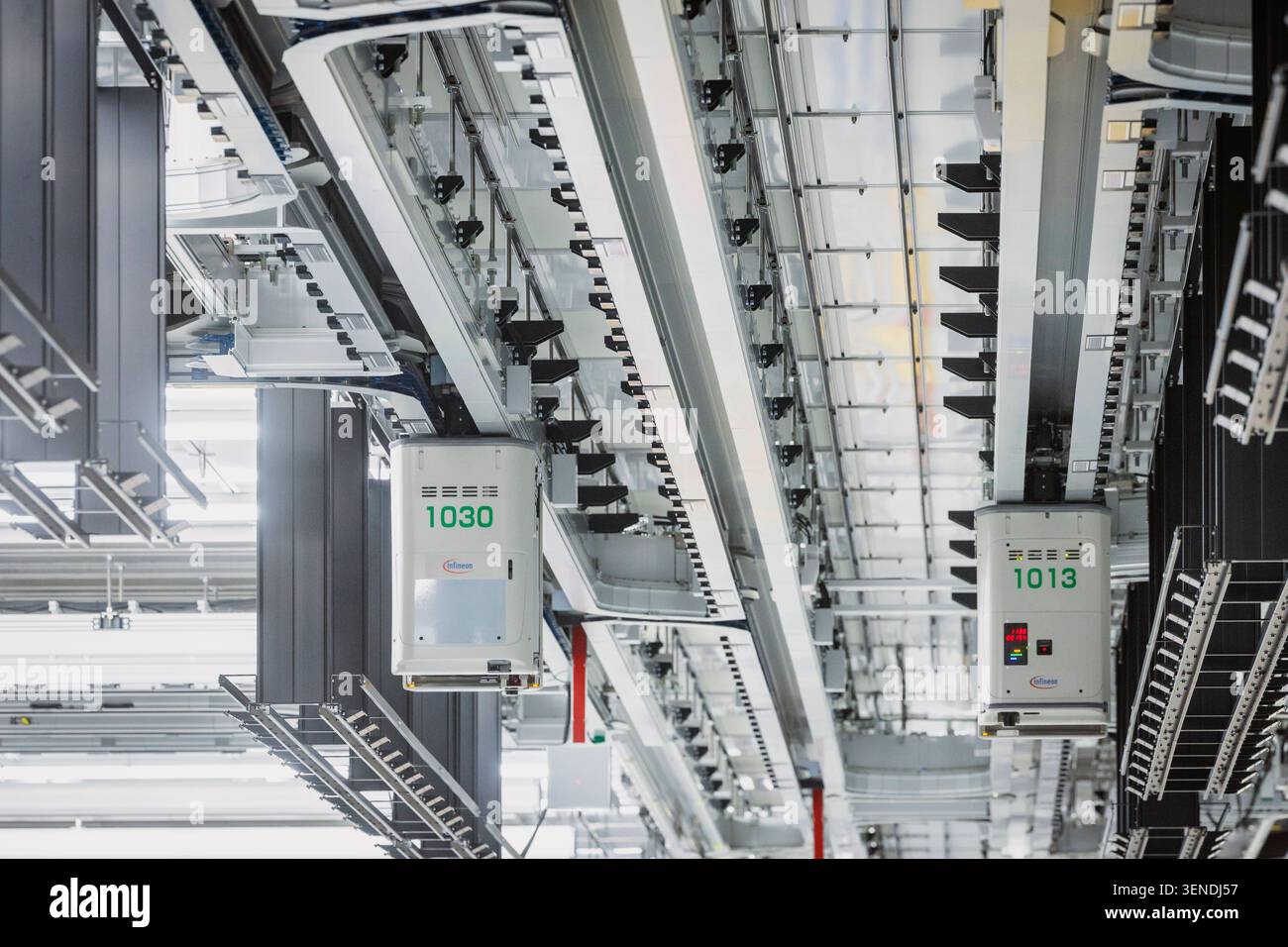 Infineon Technologies AG in Dresden Reinraum der neuen Smart Power Fab der Infineon Technologies AG in Dresden am 10. Juni. 2. Juli wird die Smart Power Fab feierlich eröffnet. Das neue Werk ist mit einem Investitionsvolumen von fünf Milliarden Euro die größte Einzelinvestition in der Geschichte von Infineon und eines der größten Investitionsprojekte in Deutschland. Transport- und Lagerbehälter für 300 mm Wafer mit Frontöffnung in der neuen Smart Power Fab der Infineon Technologies AG in Dresden FOUP, Front Opening Unified Pod. Dresden Sachsen Deutschland *** Infineon Technologies AG in Dre Stockfoto