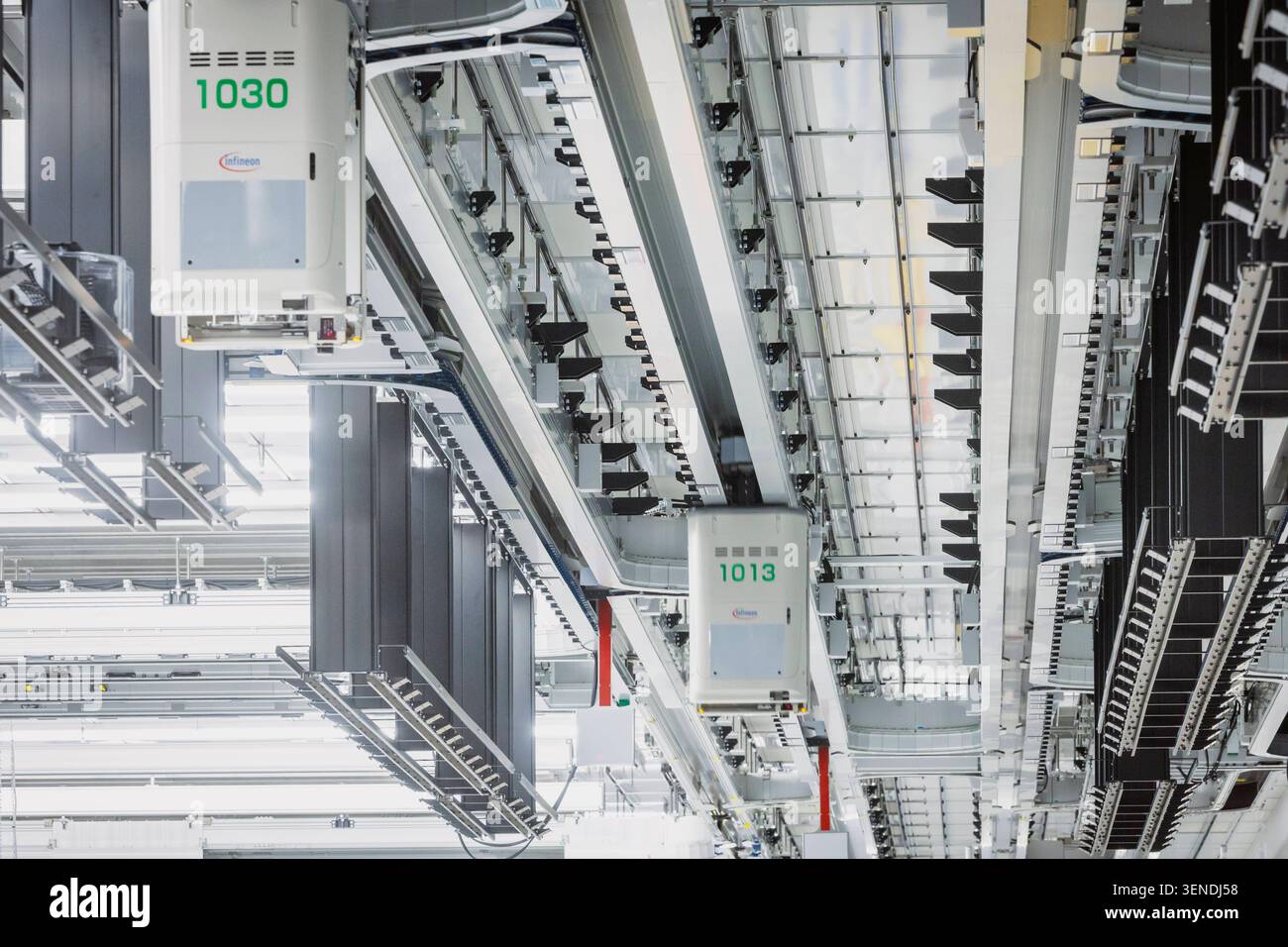 Infineon Technologies AG in Dresden Reinraum der neuen Smart Power Fab der Infineon Technologies AG in Dresden am 10. Juni. 2. Juli wird die Smart Power Fab feierlich eröffnet. Das neue Werk ist mit einem Investitionsvolumen von fünf Milliarden Euro die größte Einzelinvestition in der Geschichte von Infineon und eines der größten Investitionsprojekte in Deutschland. Transport- und Lagerbehälter für 300 mm Wafer mit Frontöffnung in der neuen Smart Power Fab der Infineon Technologies AG in Dresden FOUP, Front Opening Unified Pod. Dresden Sachsen Deutschland *** Infineon Technologies AG in Dre Stockfoto