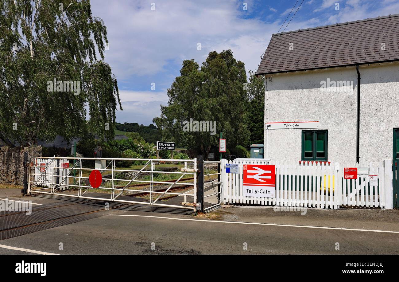 Tal -y - Cafn Station und Level Crossing im Tal des Flusses Conway an der Bahnstrecke von der Anschlussstelle Llandudno nach Blaenau Ffestiniog. Stockfoto