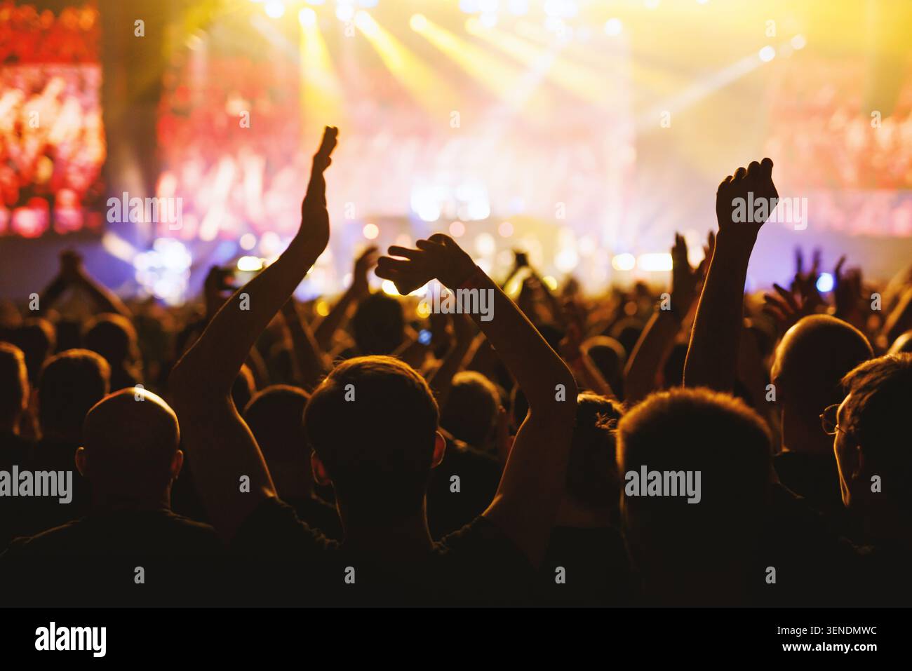 Großes Publikum klatschen und jubeln bei der Bright Music Show Stockfoto