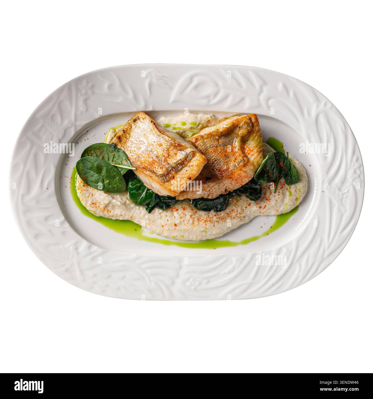 Gebratener Fisch auf Gemüsemousse in der Pfanne Stockfoto