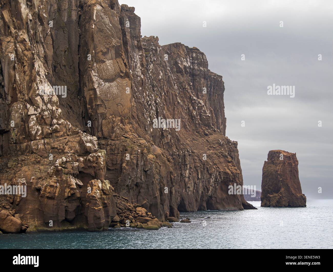 Eintritt zur Caldera, genannt Neptunes Bellows. Landscape of Deception Island auf den South Shetland Islands im Spätsommer. Antarktis, Antarktis Stockfoto