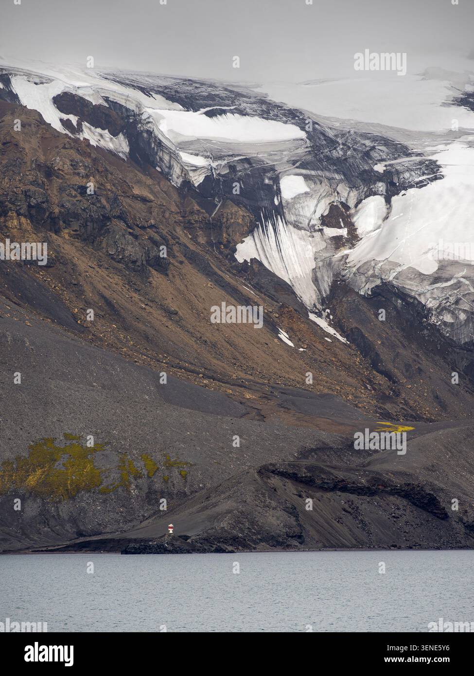 Landscape of Deception Island auf den South Shetland Islands im Spätsommer. Antarktis, Antarktische Halbinsel. Stockfoto