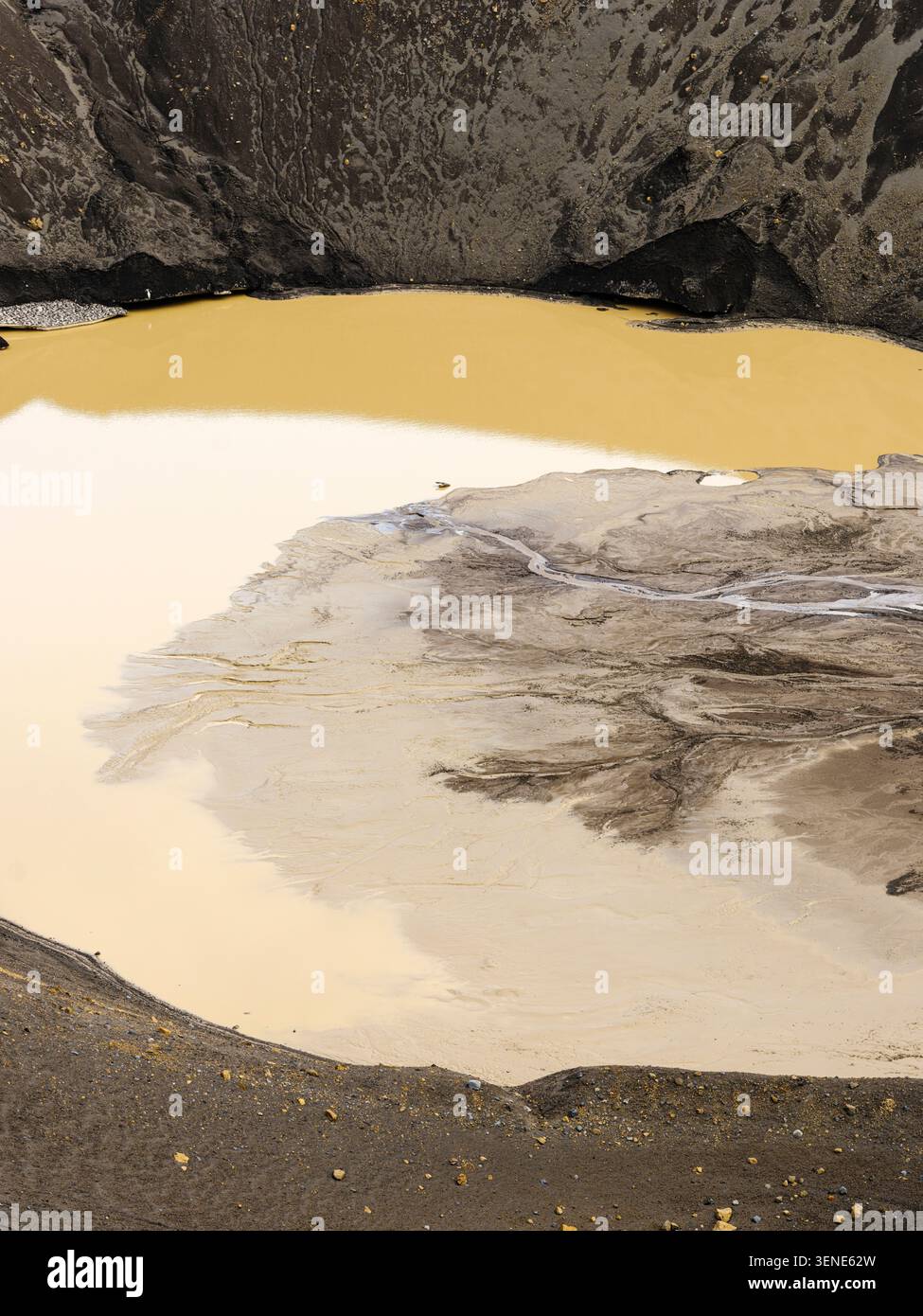 Fließendes Wasser in der Antarktis durch globale Erwärmung und geothermische Aktivität. Landschaft an der Telefon Bay of Deception Island auf der South Shetland Isla Stockfoto