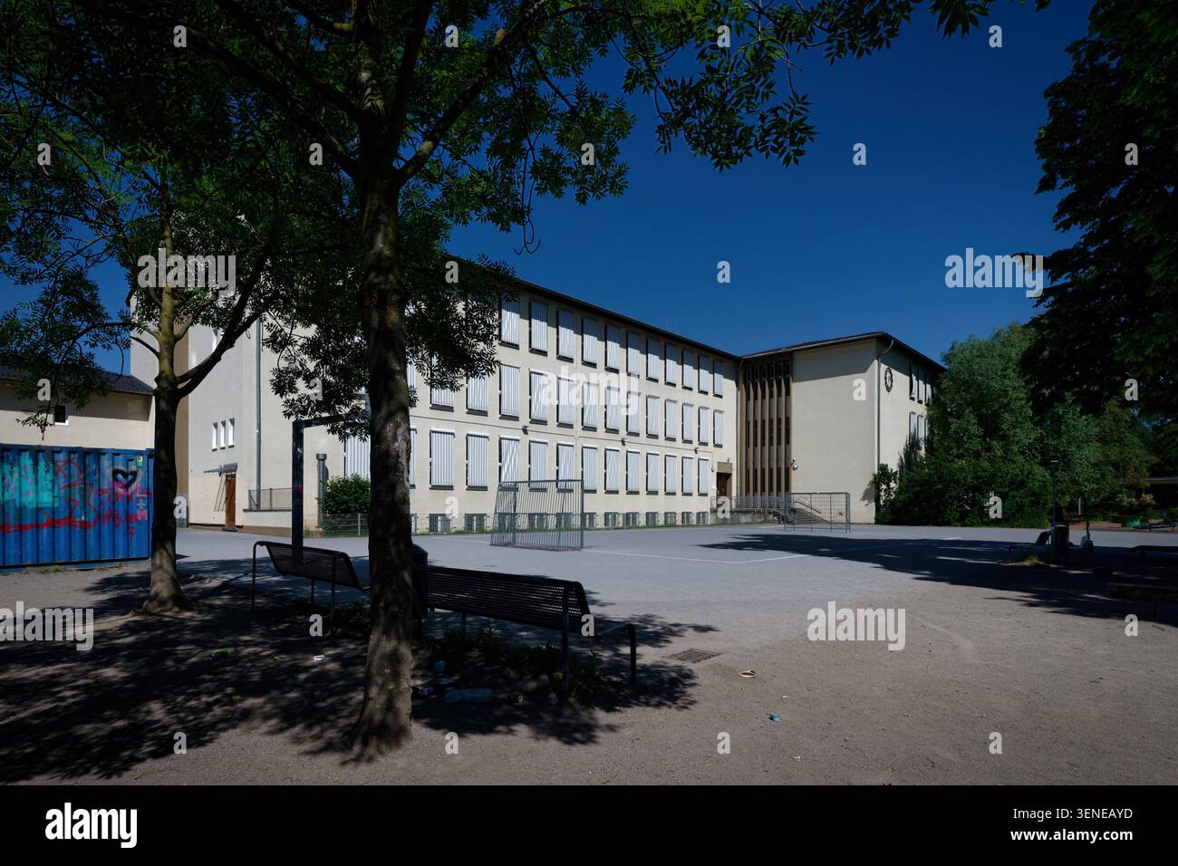 Köln, Deutschland 26. Mai 2026: Außenansicht der GHS Baadenberger Straße in Köln-Bickendorf mit ihrer charakteristischen Fensterfront Stockfoto