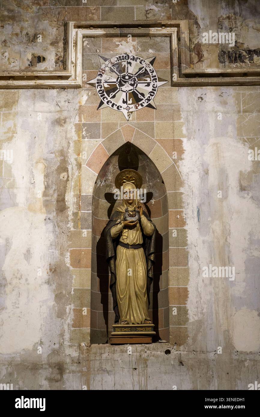 Statue in einer Steinnische in der historischen Basilica de Sant Vicent Ferrer in Valencia, Spanien Stockfoto