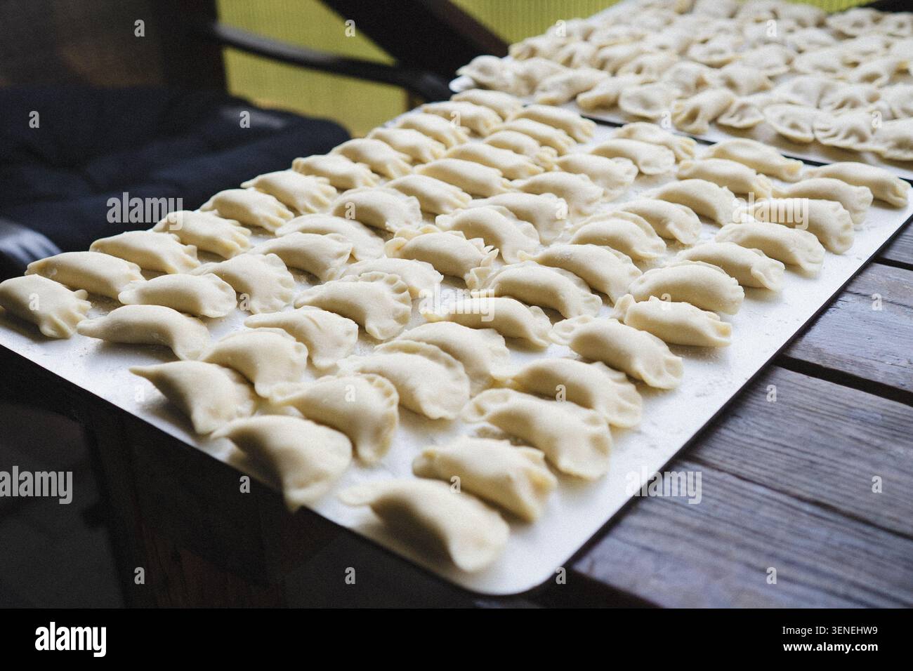 Traditioneller ukrainischer Varenyky, handgemacht auf rustikalem Holztisch Stockfoto