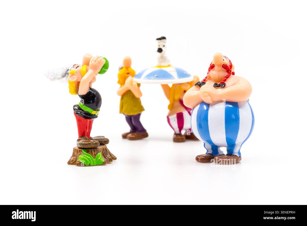 Kinder überraschen Asterix Sammlerfiguren isoliert auf weiß Stockfoto