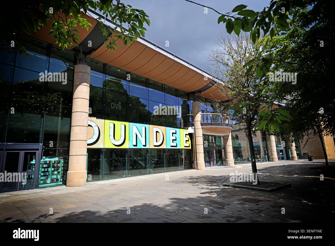 Außenansicht des Overgate Shopping Centre in Dundee, das den Einzelhandel im Stadtzentrum, Einkaufszentren, die Ankerläden und den stationären Handel veranschaulicht Stockfoto