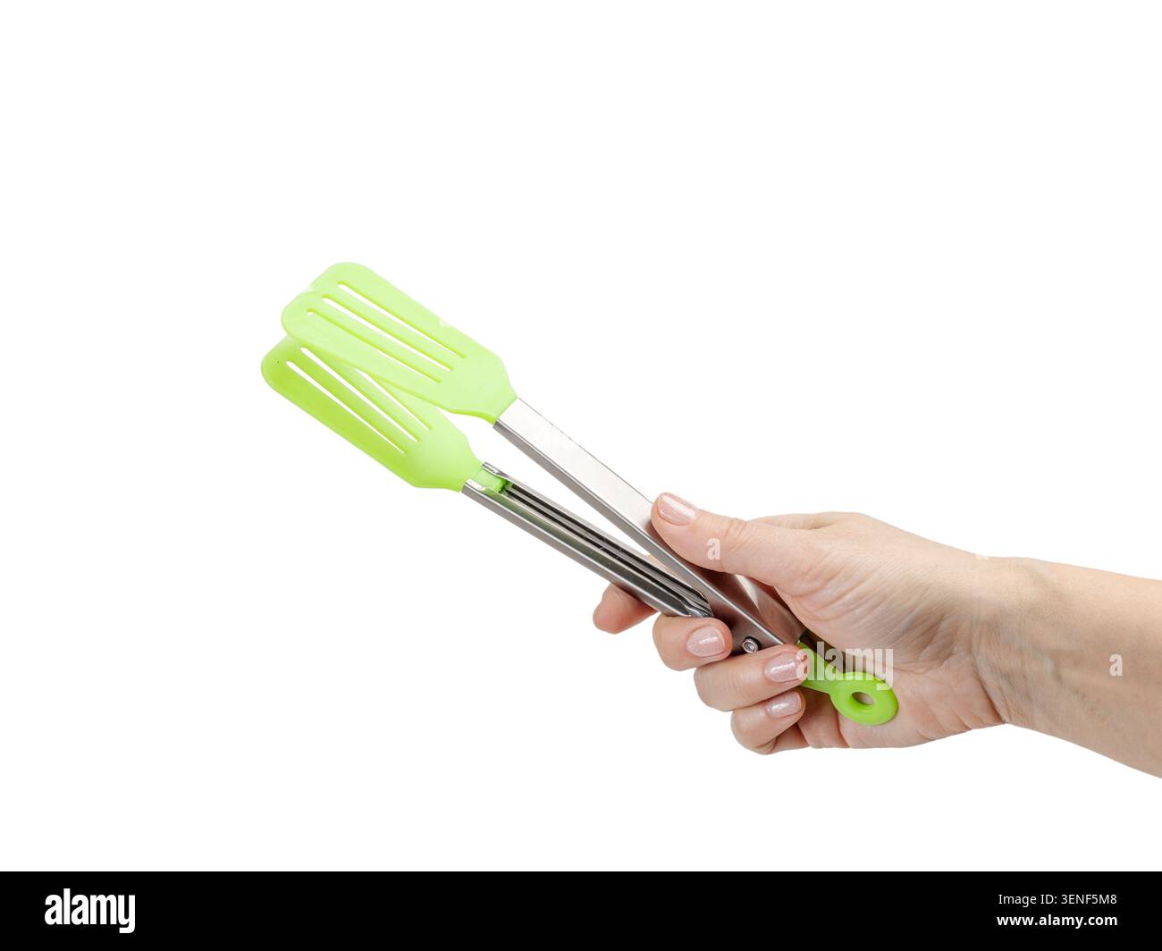 Die Hand einer Frau, die eine Küchenzange auf weißem Hintergrund hält. Stockfoto