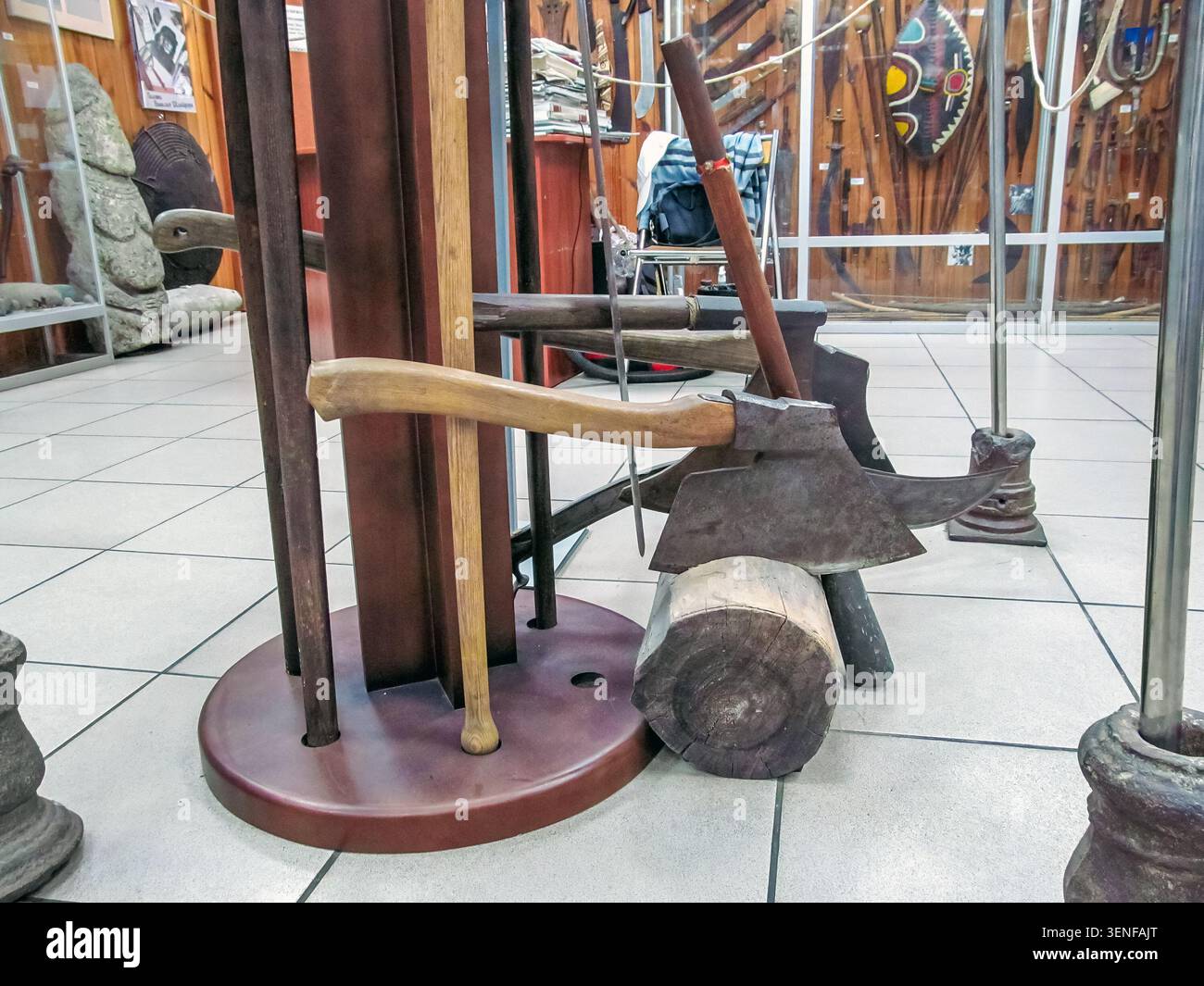 Das Museum der Waffengeschichte in Zaporischschschi stellt antike Äxte und Schlachtbeile aus. Das Display enthält Abschirmungen. Zaporischzhia, Ukraine - 24. Juni 2017 Stockfoto
