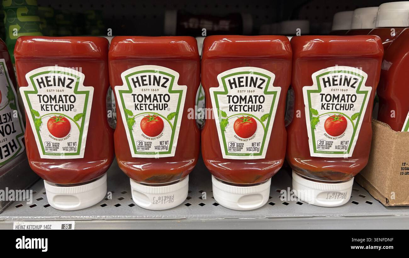 Indianapolis - 9. Juni 2026: Heinz Tomato Ketchup Display. Heinz Tomatenketchup wird aus amerikanischen, hochwertigen, gentechnisch freien Tomaten hergestellt. Stockfoto