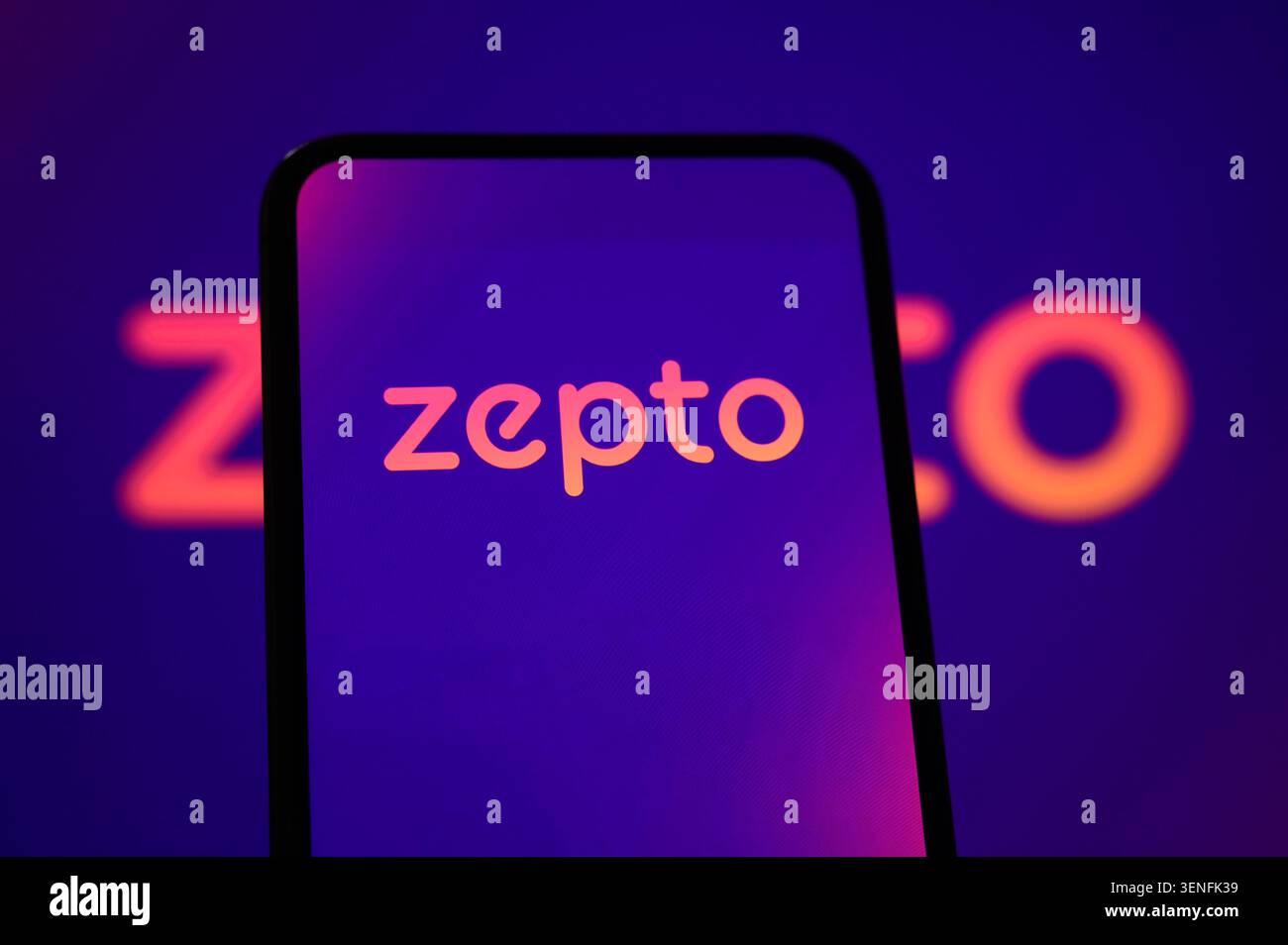 Paris, Frankreich - 11. Juni 2026: Das Zepto-Logo wird auf einem Smartphone-Bildschirm vor dunklem Hintergrund angezeigt. Stockfoto