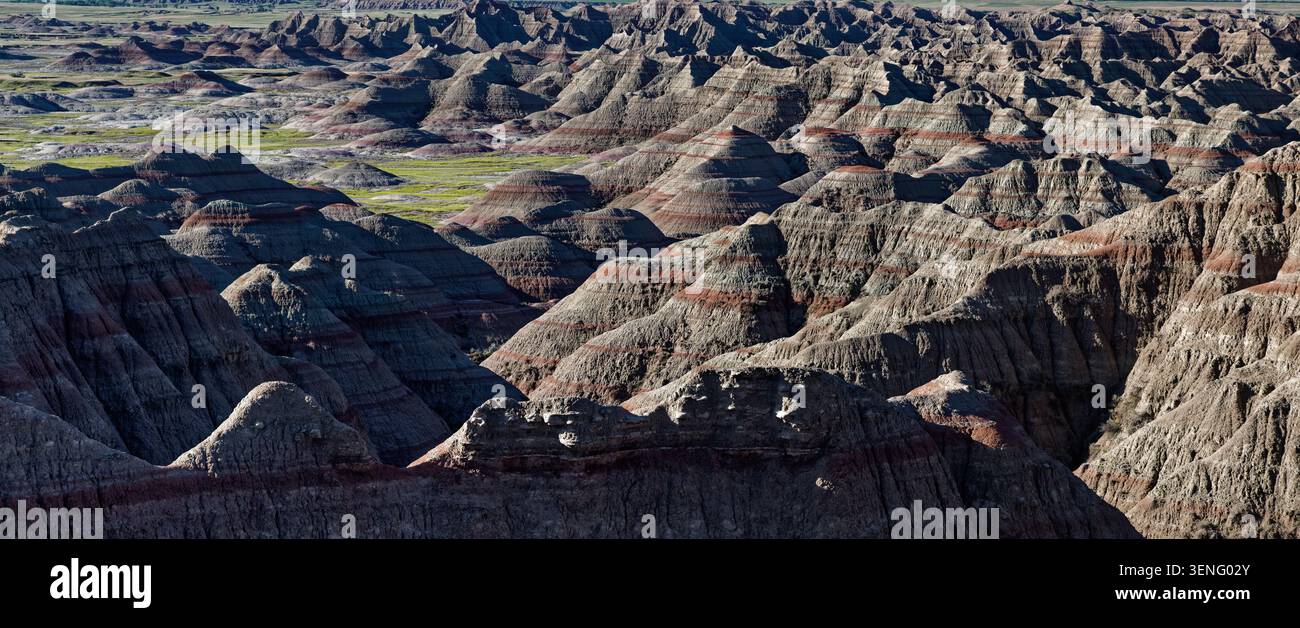 Weitläufiger Blick auf das zerklüftete, erodierte Gelände des Badlands-Nationalparks in South Dakota mit geschichteten Felsformationen und karger Vegetation Stockfoto