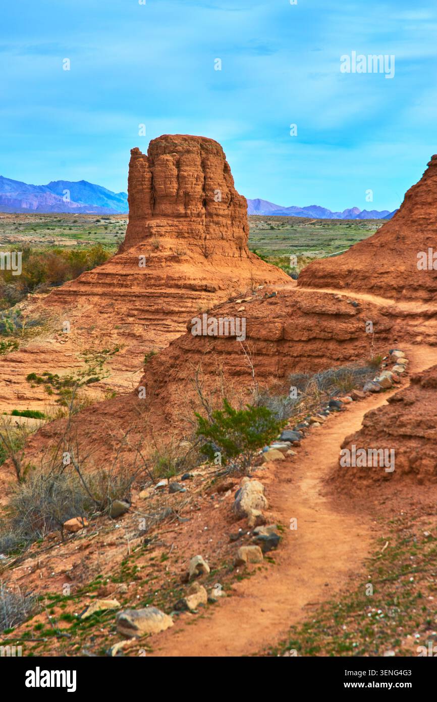Der Shoreline Trail führt in Richtung Red Sandstone Butte in Nevada Desert Landscape Stockfoto