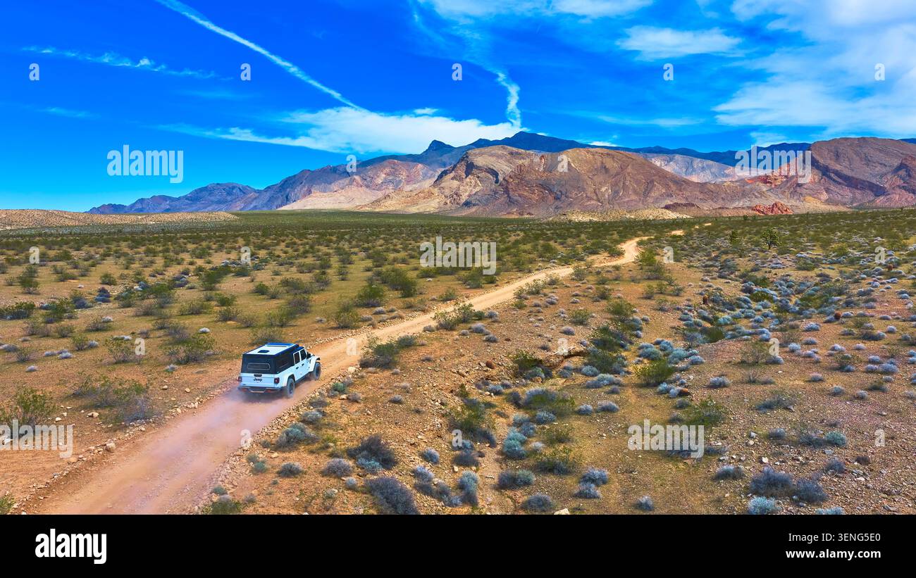 Aerial Jeep auf der Backcountry Road in der Wüste Nevada mit Mountain Landscape Stockfoto
