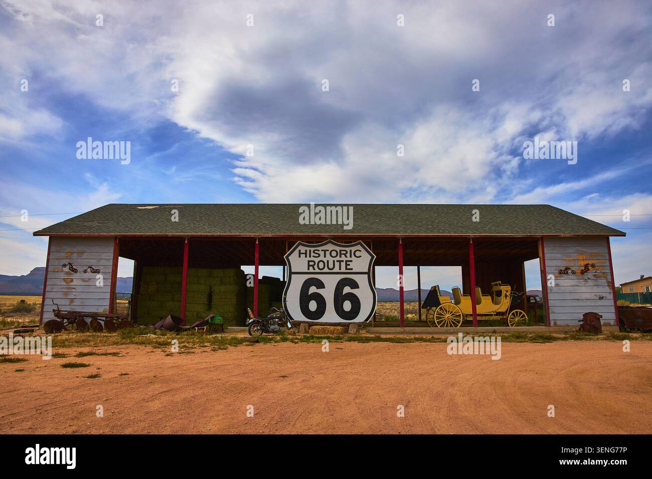 Historische Route 66 Schild Vintage Barn and Yellow Carriage in Arizona Stockfoto
