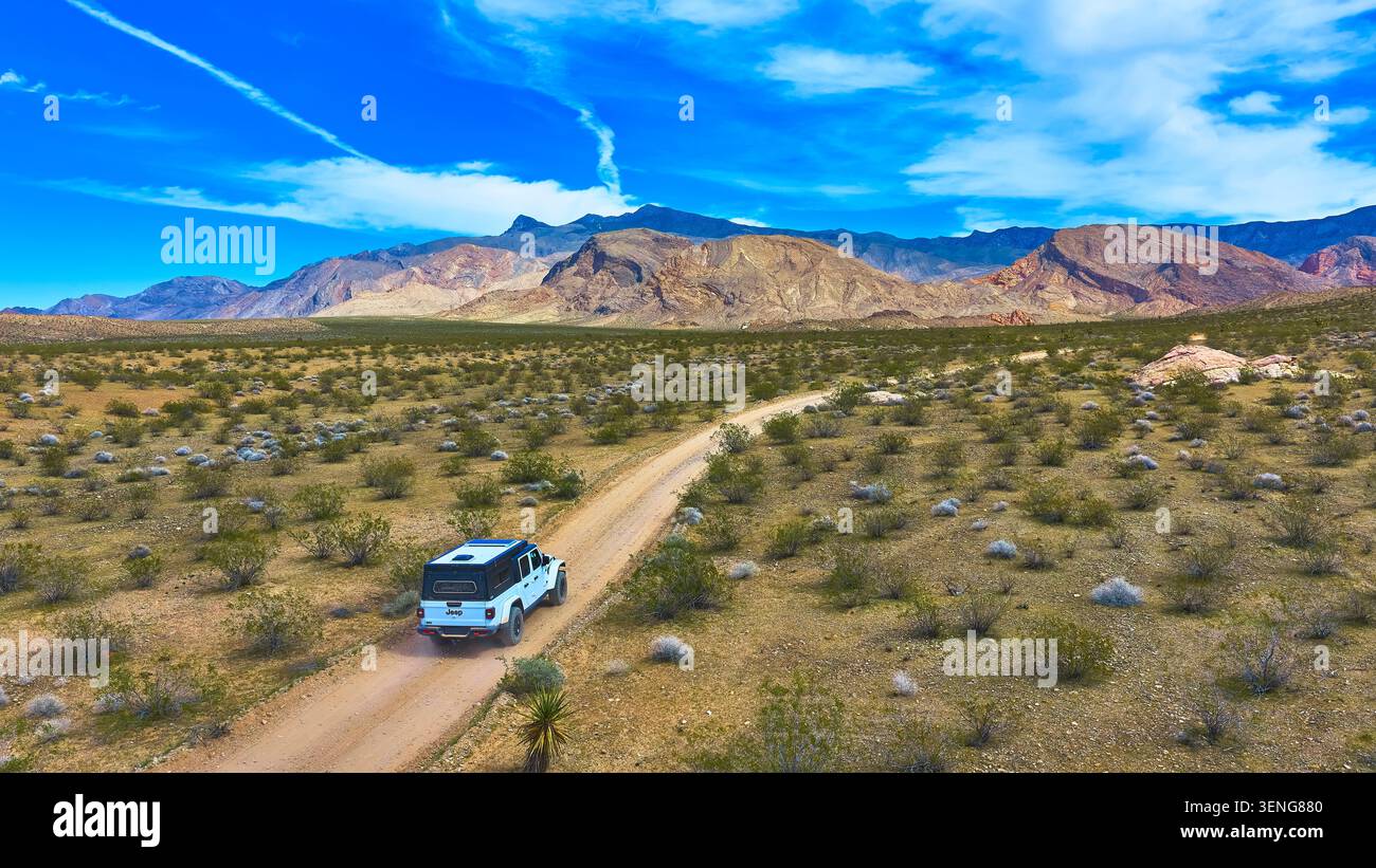 Luftjeep auf der Desert Road mit Blick auf die Berge im Hinterland von Nevada Stockfoto
