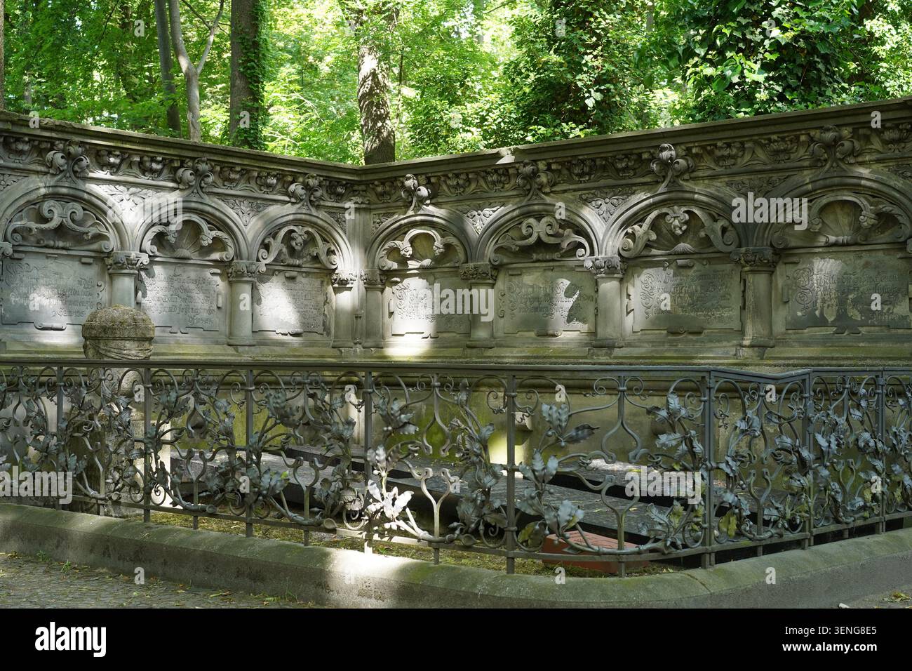 Berlin, Deutschland - 11. Juni 2026: Das historische Familiengrab und Gedenkstätte des Malers Max Liebermann auf dem Jüdischen Friedhof Schönhauser Allee. Stockfoto