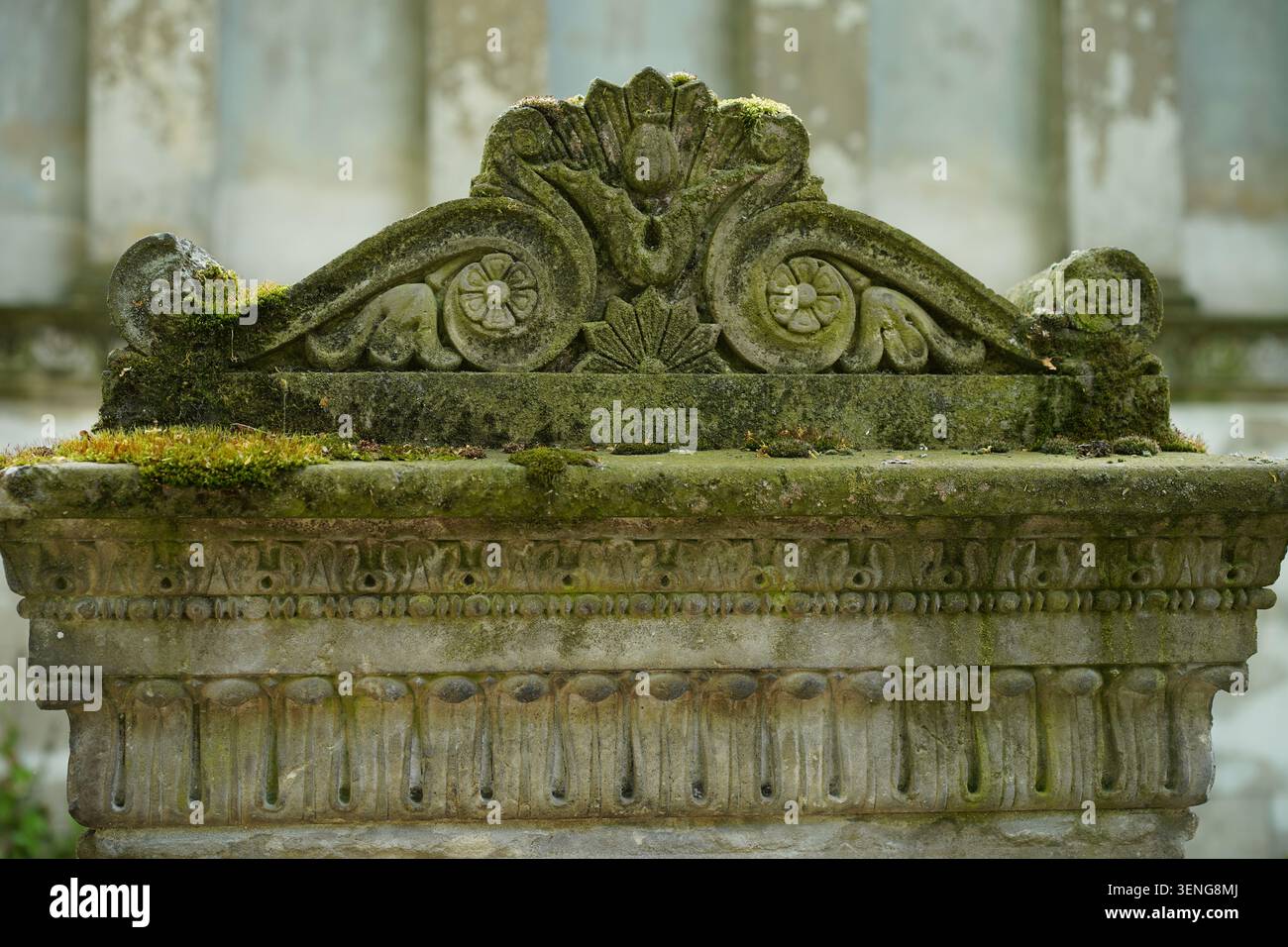 Berlin, Deutschland - 11. Juni 2026: Verzierte moosbedeckte Steinreliefs und klassische Schnitzereien auf dem Jüdischen Friedhof Schönhauser Allee, Prenzlauer Berg. Stockfoto