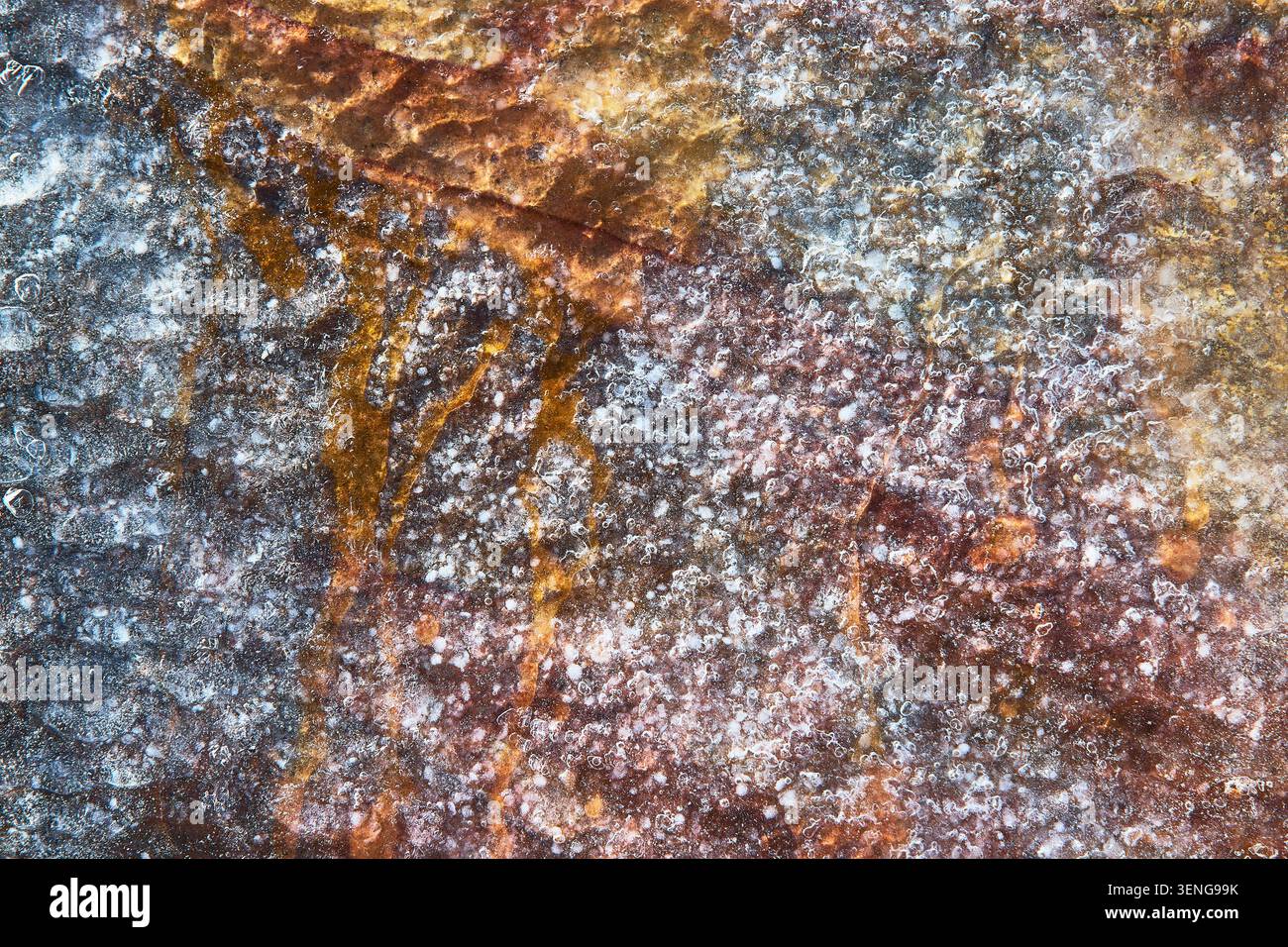 Abstrakte Frozen Rock Textur mit Eis und Rost aus Red Rock Nevada Stockfoto