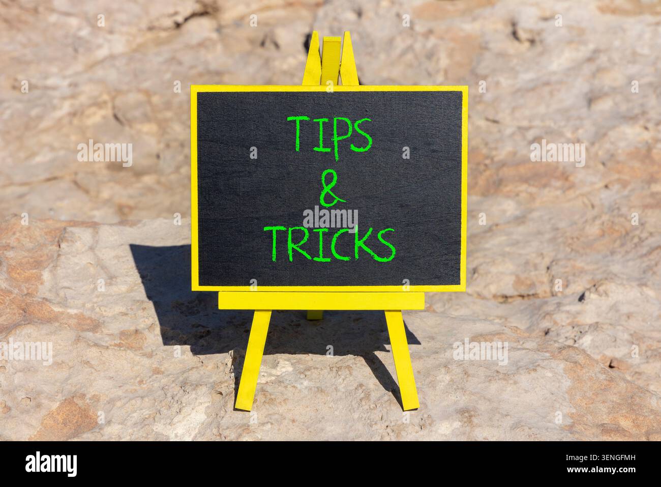Symbol für Tipps und Tricks. Konzeptworte Tipps und Tricks auf der schönen schwarzen Tafel. Wunderschöner Steinhintergrund. Geschäftliche Tipps und Tricks motiva Stockfoto