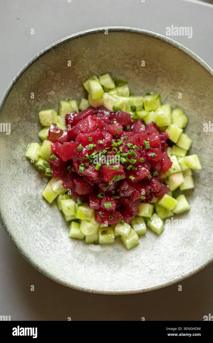 Frischer Thunfisch-Tatar mit Gurkenwürfeln Stockfoto