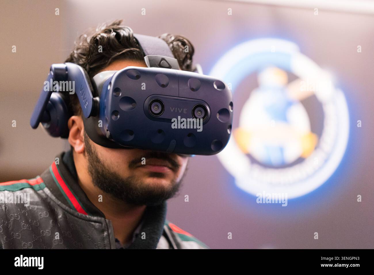 Mann mit dem HTC Vive VR Virtual Reality Headset Stockfoto