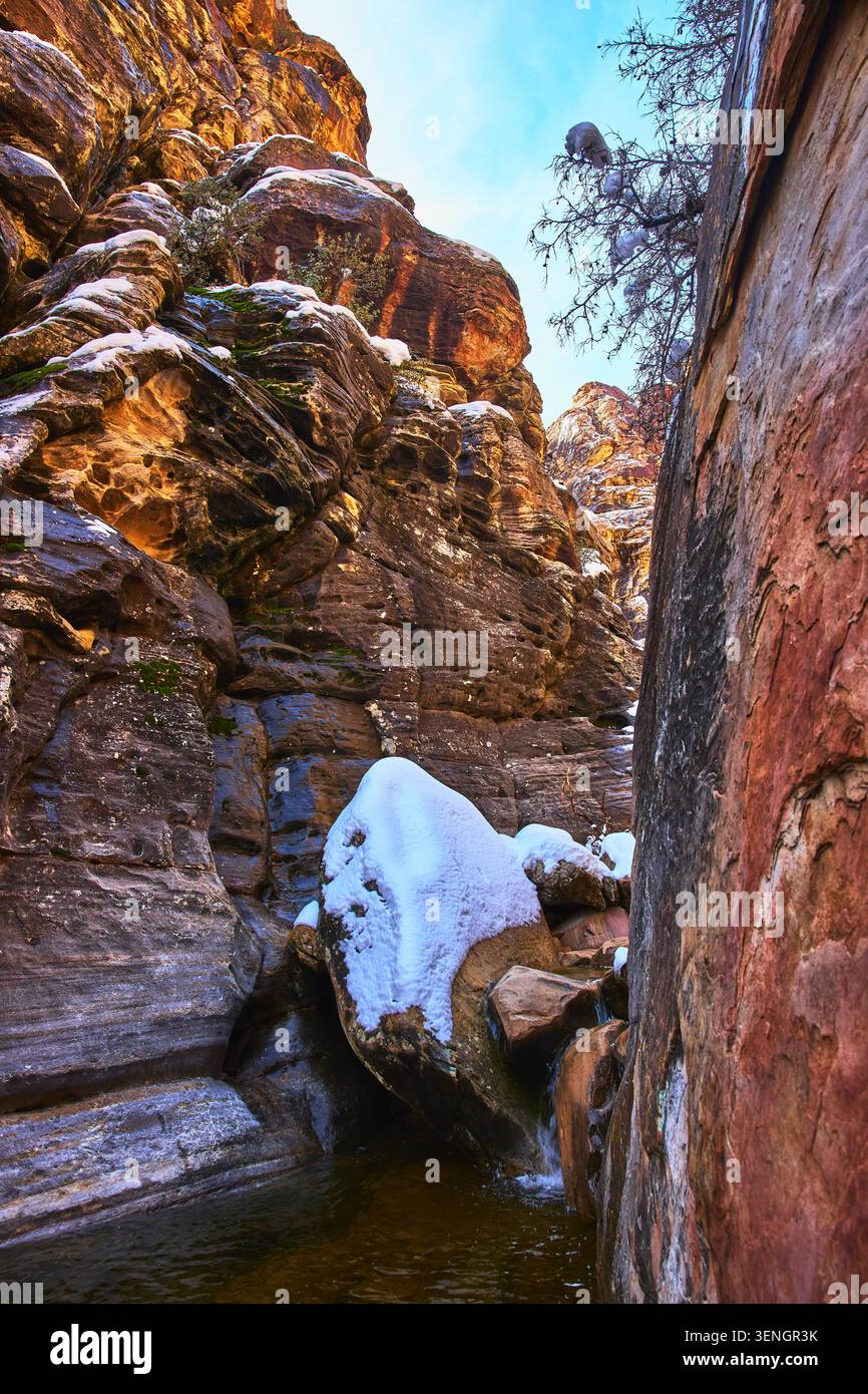 Schneebedeckter Red Rock Canyon mit Pool of Water und Winterlandschaft Nevada Stockfoto
