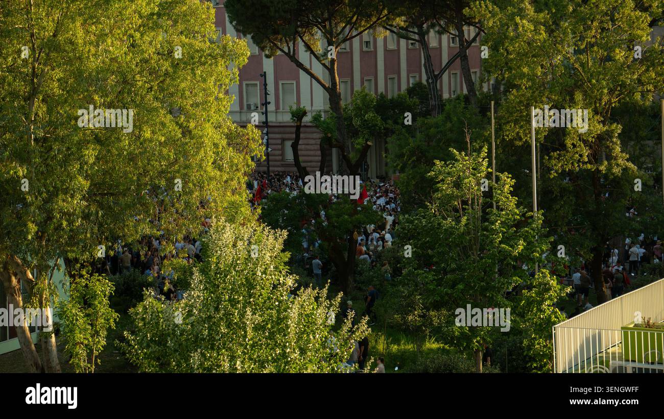 Großer Blick auf einen öffentlichen Park und Menschen, die sich während eines Protestes im Zentrum von Tirana versammelten. Stockfoto